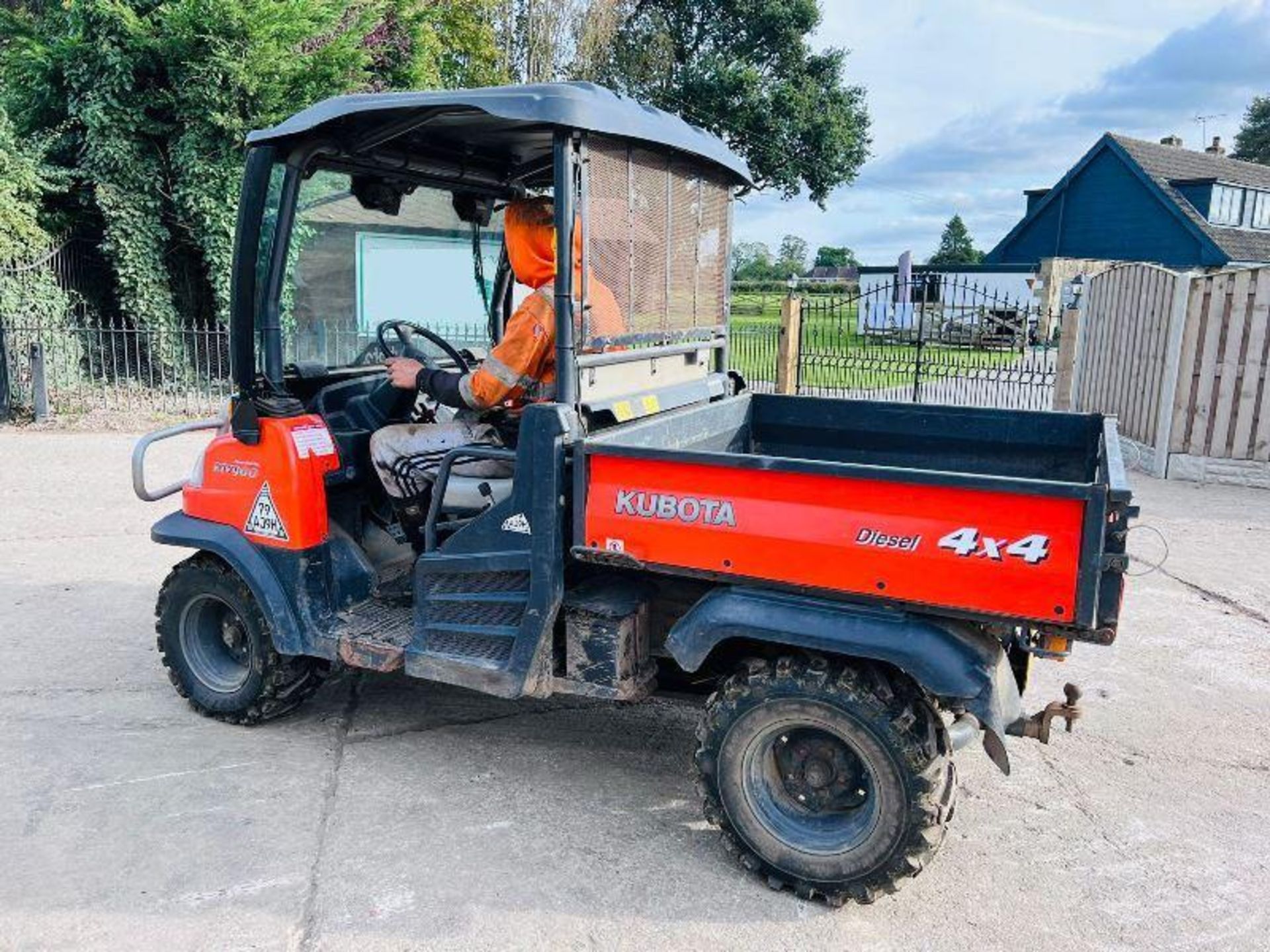 KUBOTA RTV900 4WD UTV *ROAD REGISTERED* C/W KUBOTA ENGINE - Image 2 of 17