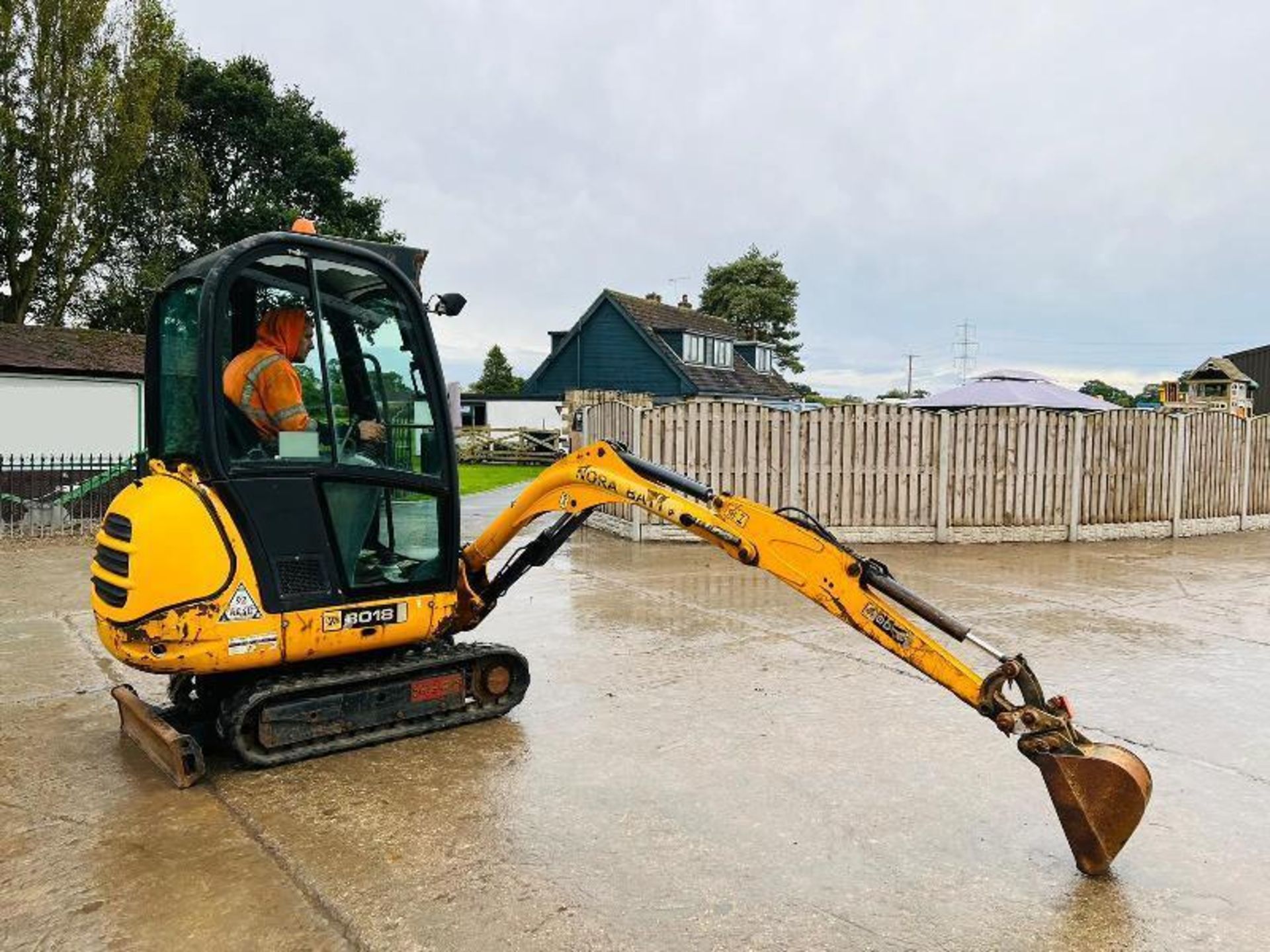 JCB 8018 TRACKED EXCAVATOR *3094 HOURS* C/W EXPANDING TRACKS & QUICK HITCH
