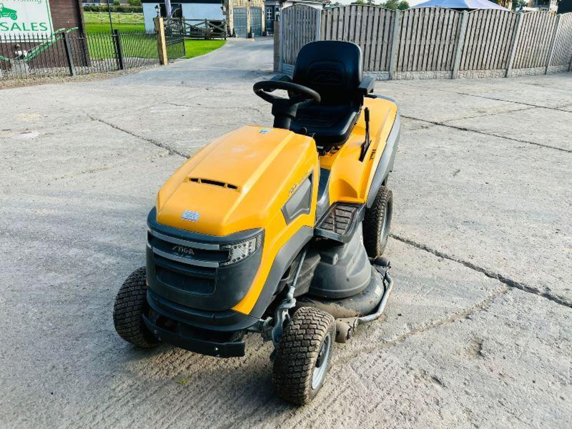 STIGA 4WD RIDE ON MOWER *YEAR 2016, 240 HOURS* C/W COLLECTION BOX. - Image 6 of 12