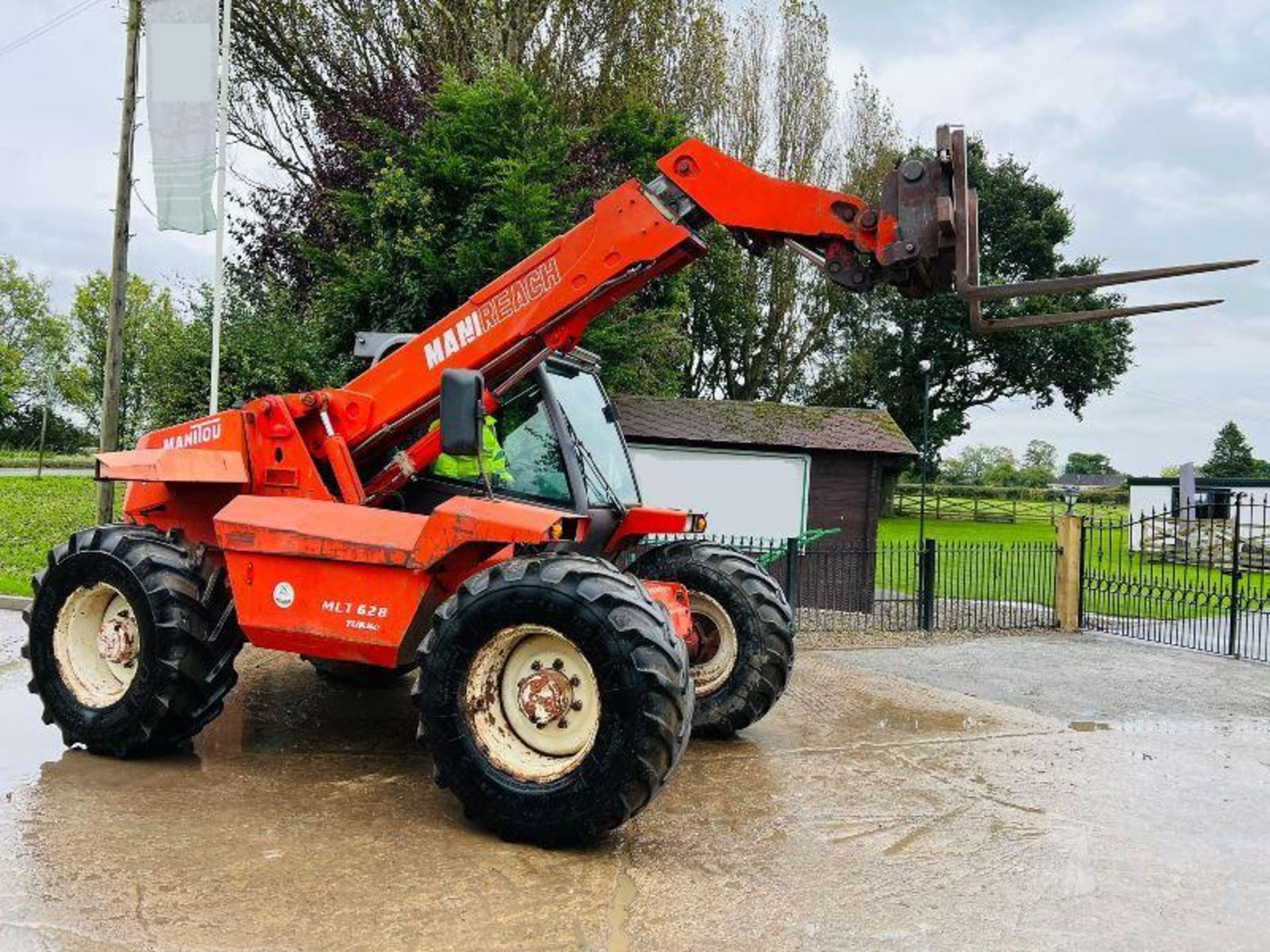 MANITOU MLT628T 4WD TELEHANDLER *AG-SPEC* C/W PICK UP HITCH