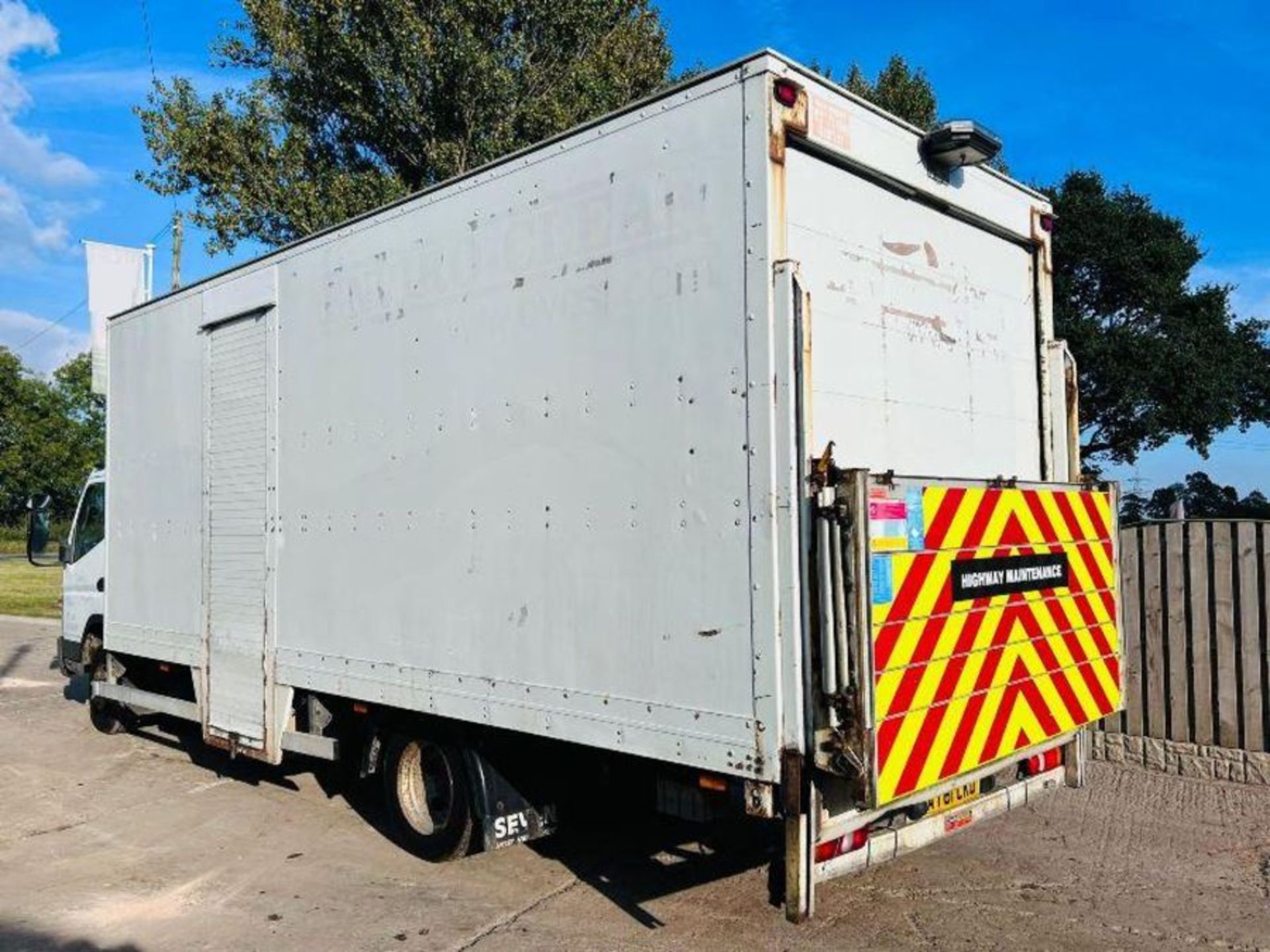 MITSUBISHI FUSO FE85 7.5TON BOX TRUCK *YEAR 2011* C/W HYDRAULIC REAR TAIL LIFT - Bild 2 aus 13