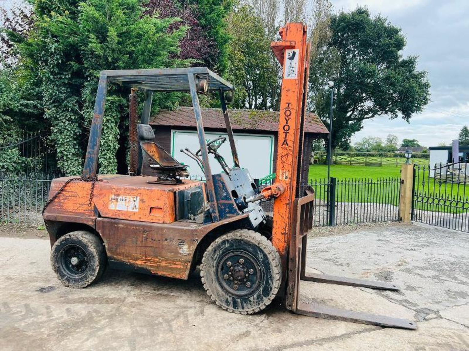 TOYOTA 02-2FD35 DIESEL FORK LIFT C/W 3 STAGE MAST - Image 2 of 10