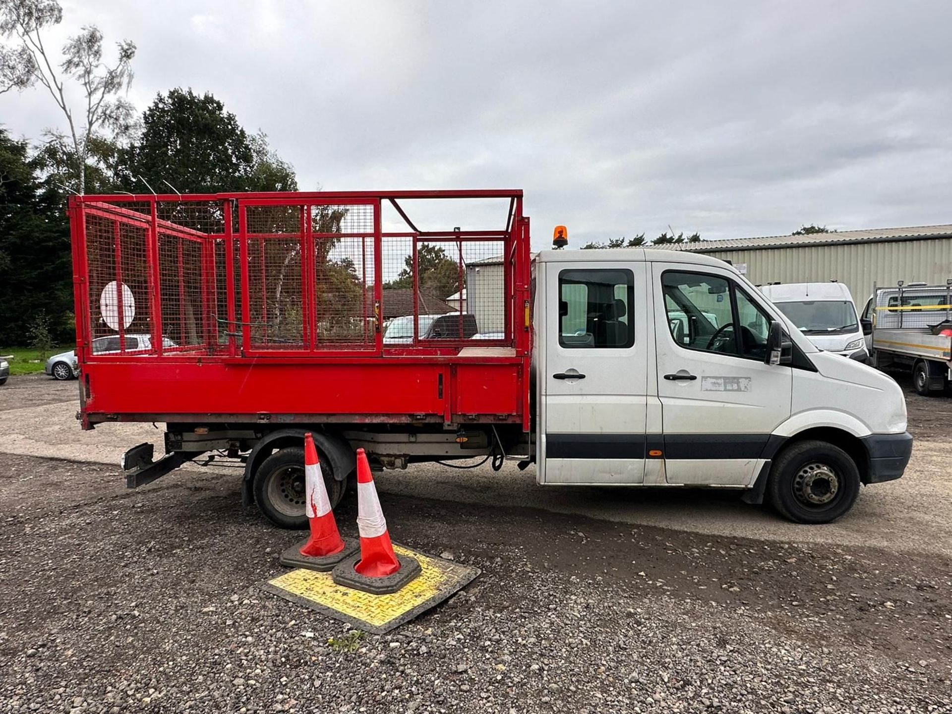 2014 63 VOLKSWAGEN CRAFTER CR50 CAGED TIPPER - 71K MILES - EX COUNCIL FROM NEW - 5 TON GROSS - Bild 5 aus 9