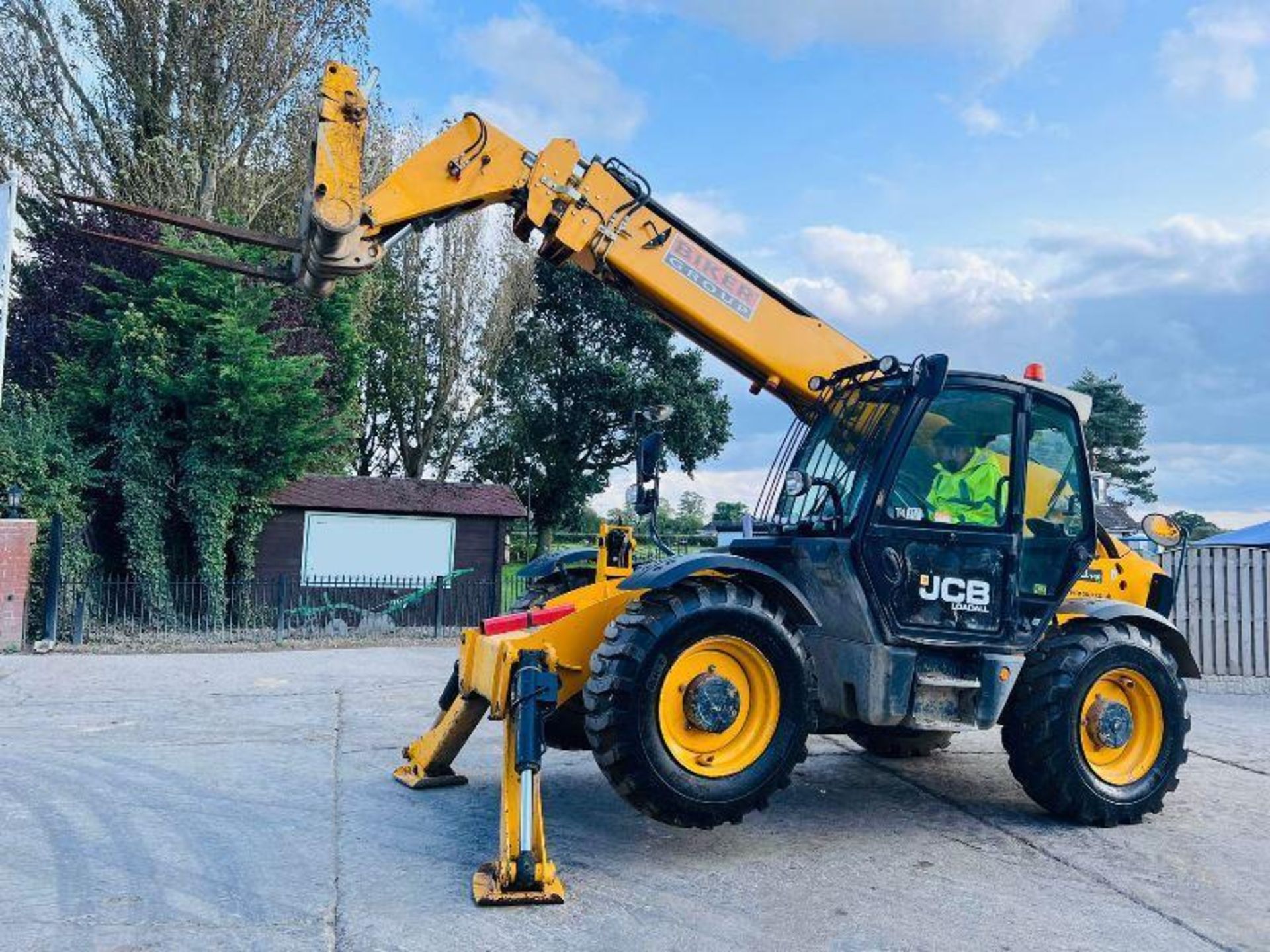 JCB 540-140 HI VIZ 4WD TELEHANDLER *YEAR 2017, 14 METER REACH* C/W PALLET TINES. - Image 15 of 15