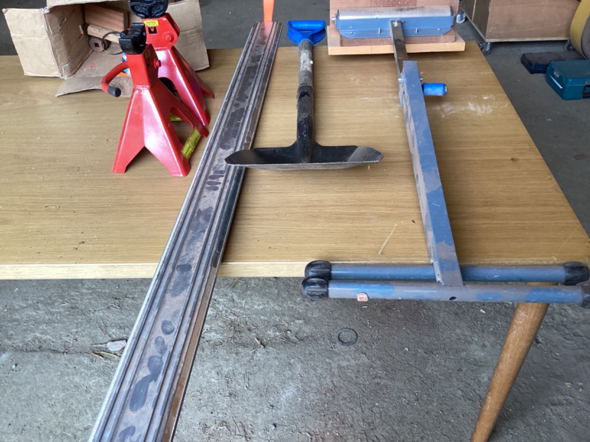 VARIOUS ITEMS INCLUDING AXLE STANDS - Bild 2 aus 3