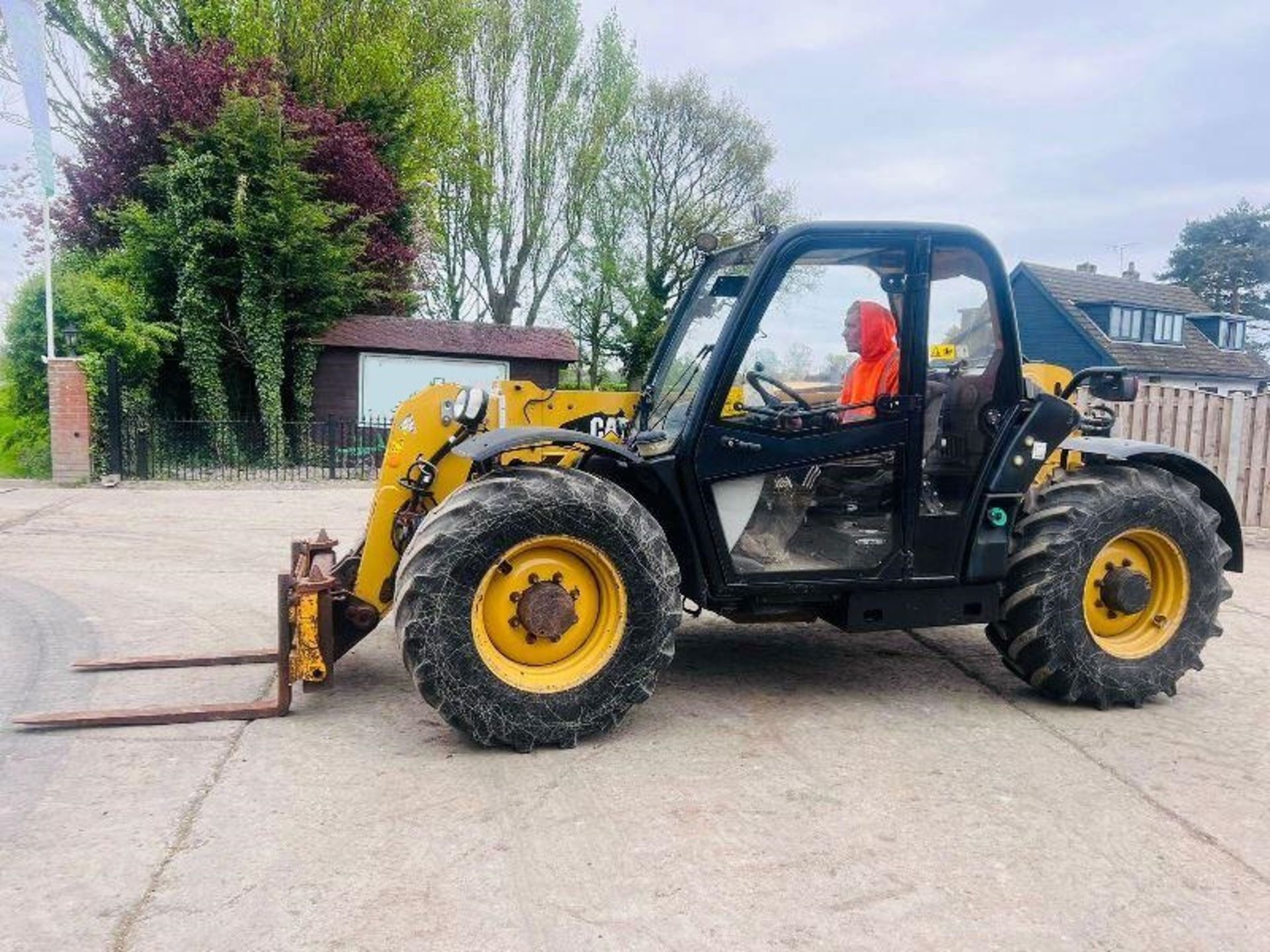 CATERPILLAR TH406AG 4WD TELEHANDLER *AG-SPEC , YEAR 2012* C/W PALLET TINES