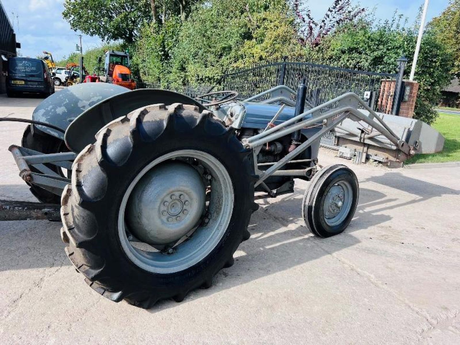 GREY FERGUSON DIESEL 2WD TRACTOR C/W FRONT LOADER, BUCKET & TIPPING TRAILER - Image 10 of 19