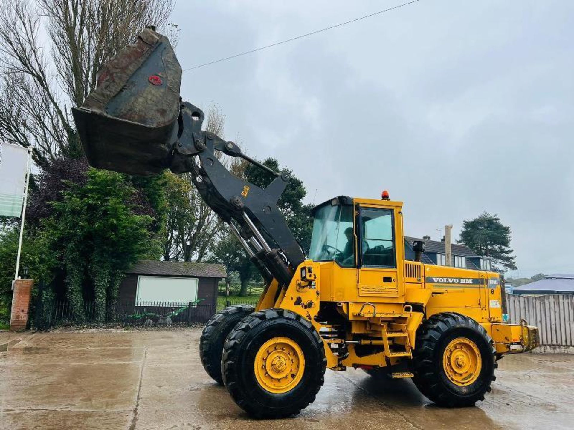 VOLVO L90C 4WD LOADING SHOVEL C/W BUCKET  - Bild 2 aus 14