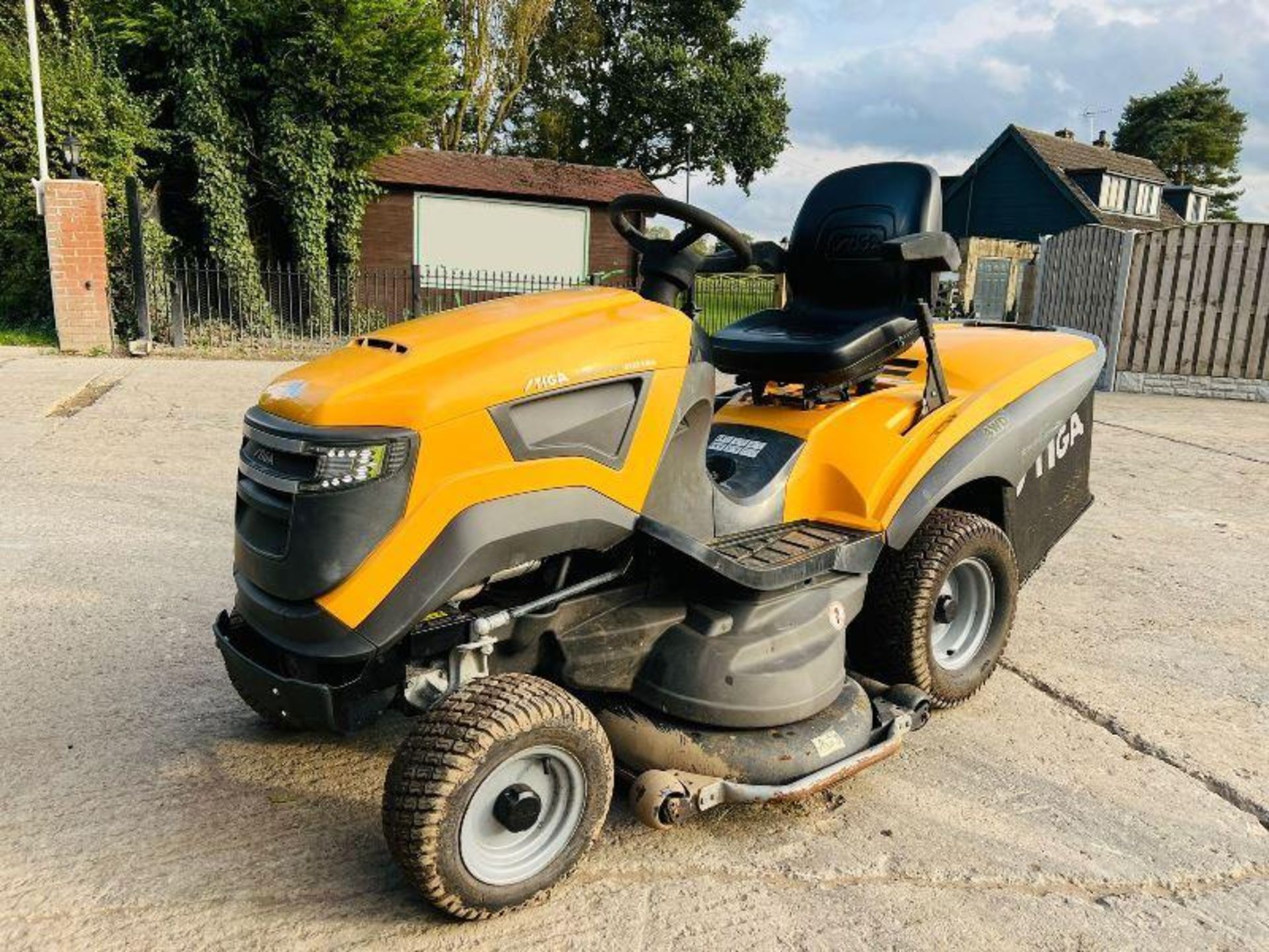 STIGA 4WD RIDE ON MOWER *YEAR 2016, 240 HOURS* C/W COLLECTION BOX.