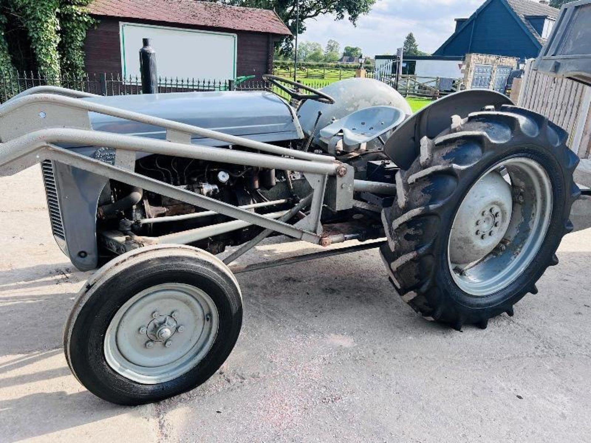 GREY FERGUSON DIESEL 2WD TRACTOR C/W FRONT LOADER, BUCKET & TIPPING TRAILER - Image 3 of 19