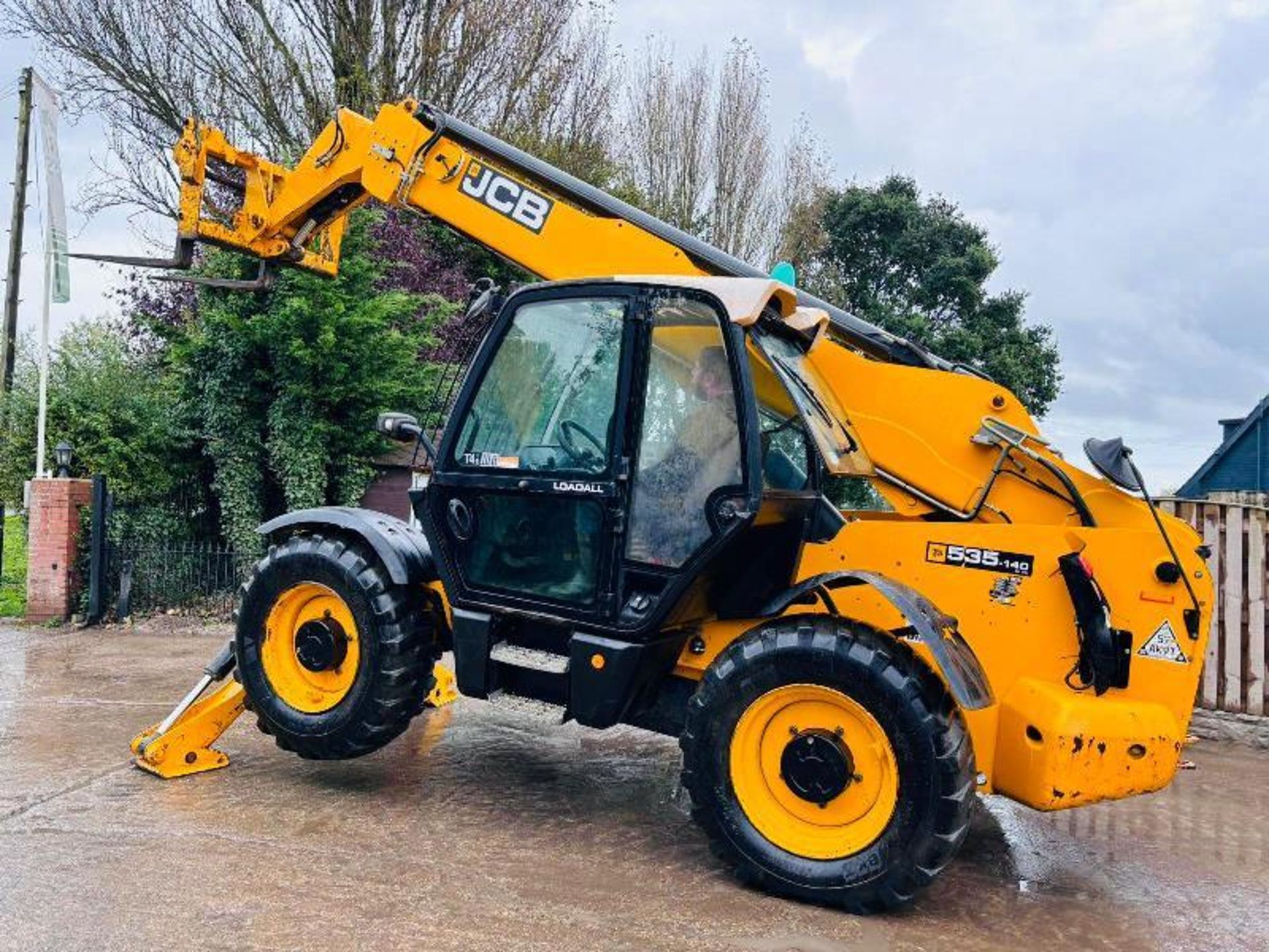 JCB 535-140 HI VIZ 4WD TELEHANDLER *YEAR 2014, 14 METER REACH* C/W PALLET TINES. - Image 9 of 16