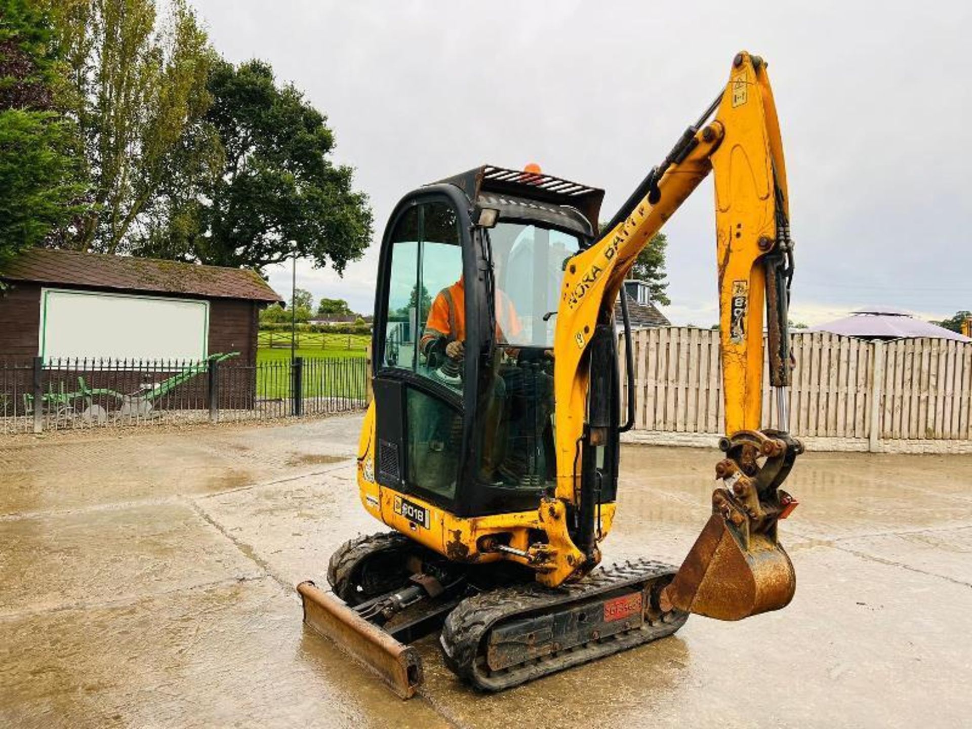 JCB 8018 TRACKED EXCAVATOR *3094 HOURS* C/W EXPANDING TRACKS & QUICK HITCH - Image 7 of 16