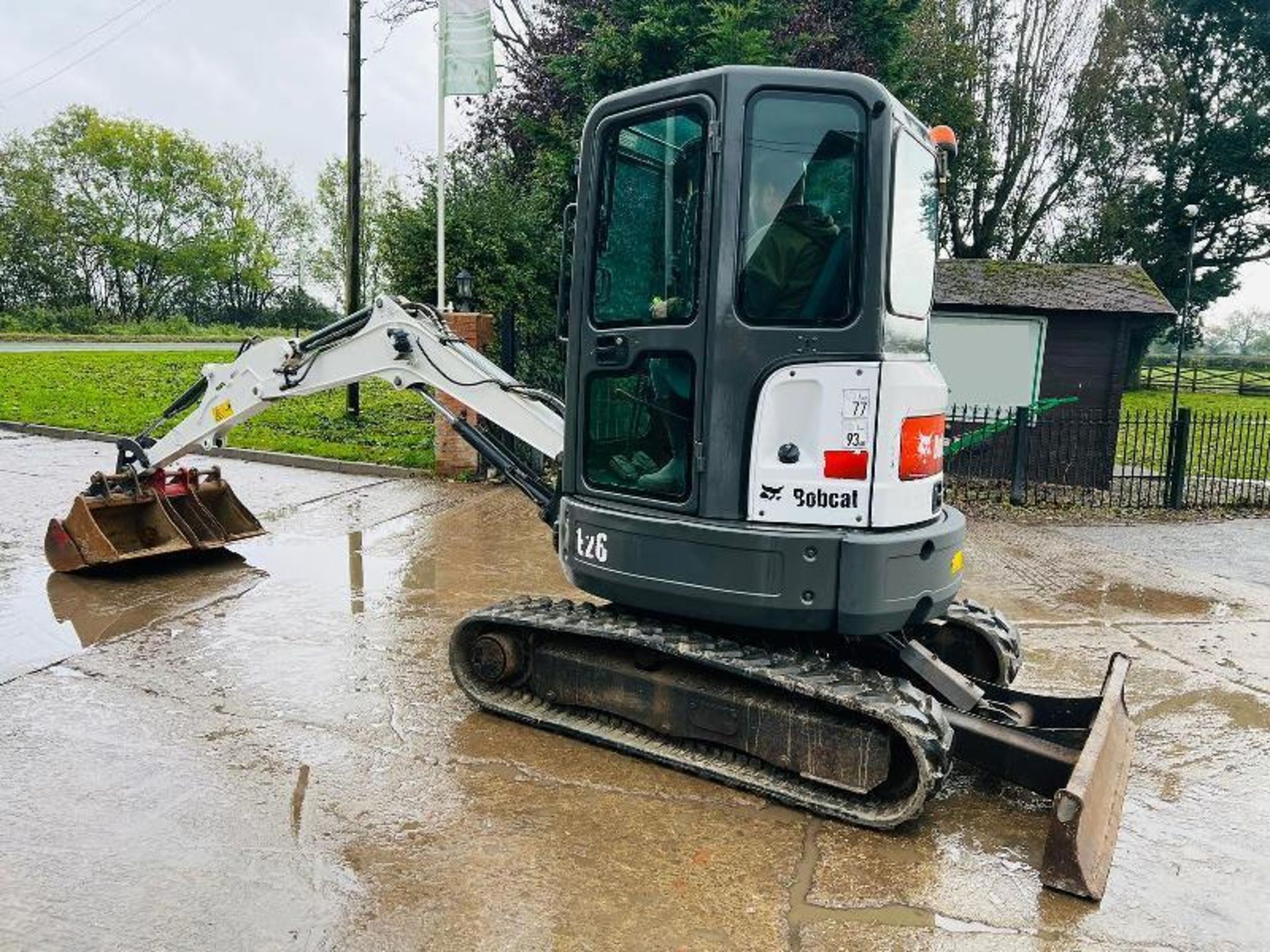 BOBCAT E26 EXCAVATOR *YEAR 2014, 3897 HOURS* C/W QUICK HITCH. - Image 3 of 15