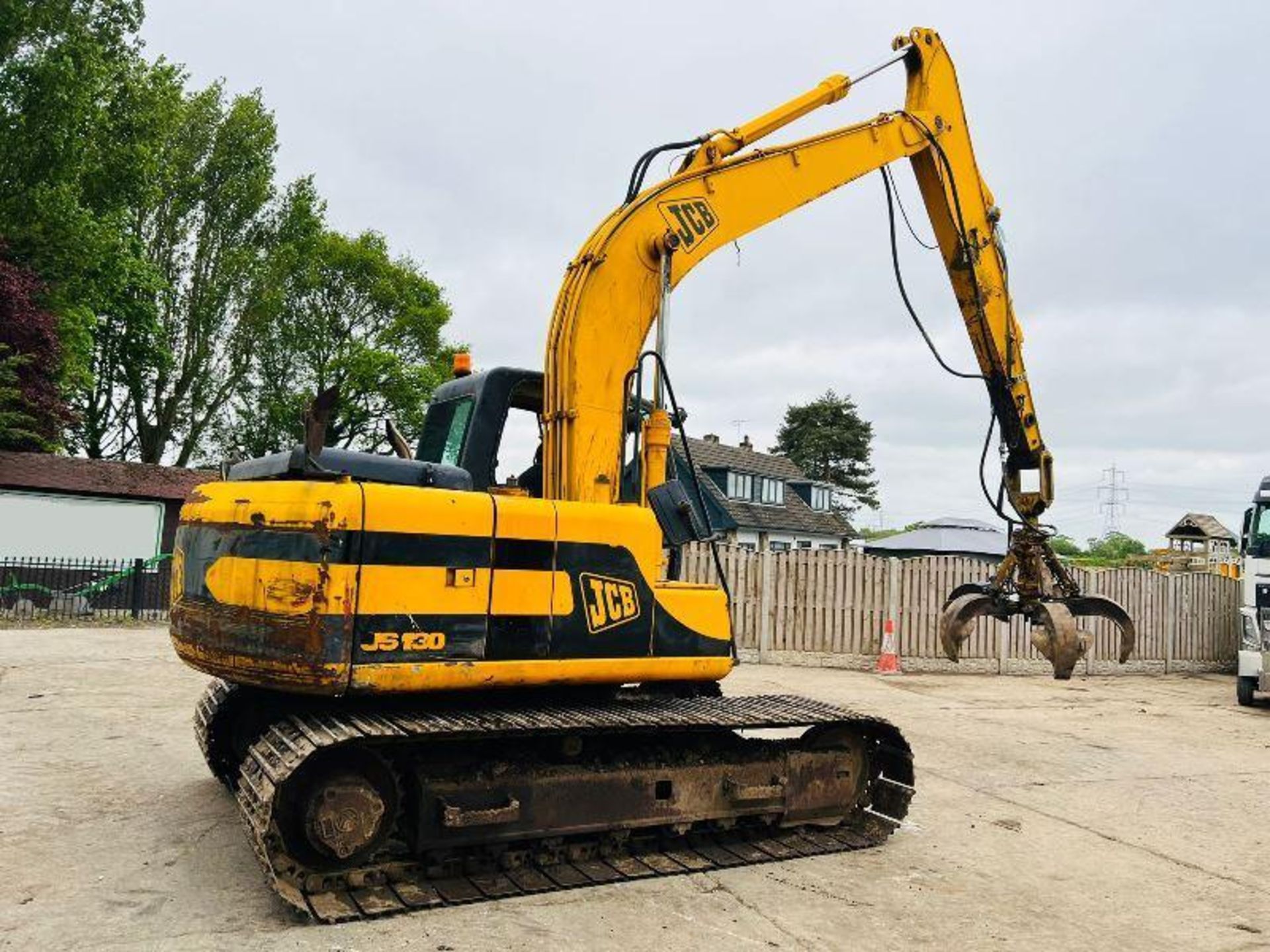 JCB JS130 TRACKED EXCAVATOR C/W 5 TINE SCRAP GRAB - Image 11 of 13