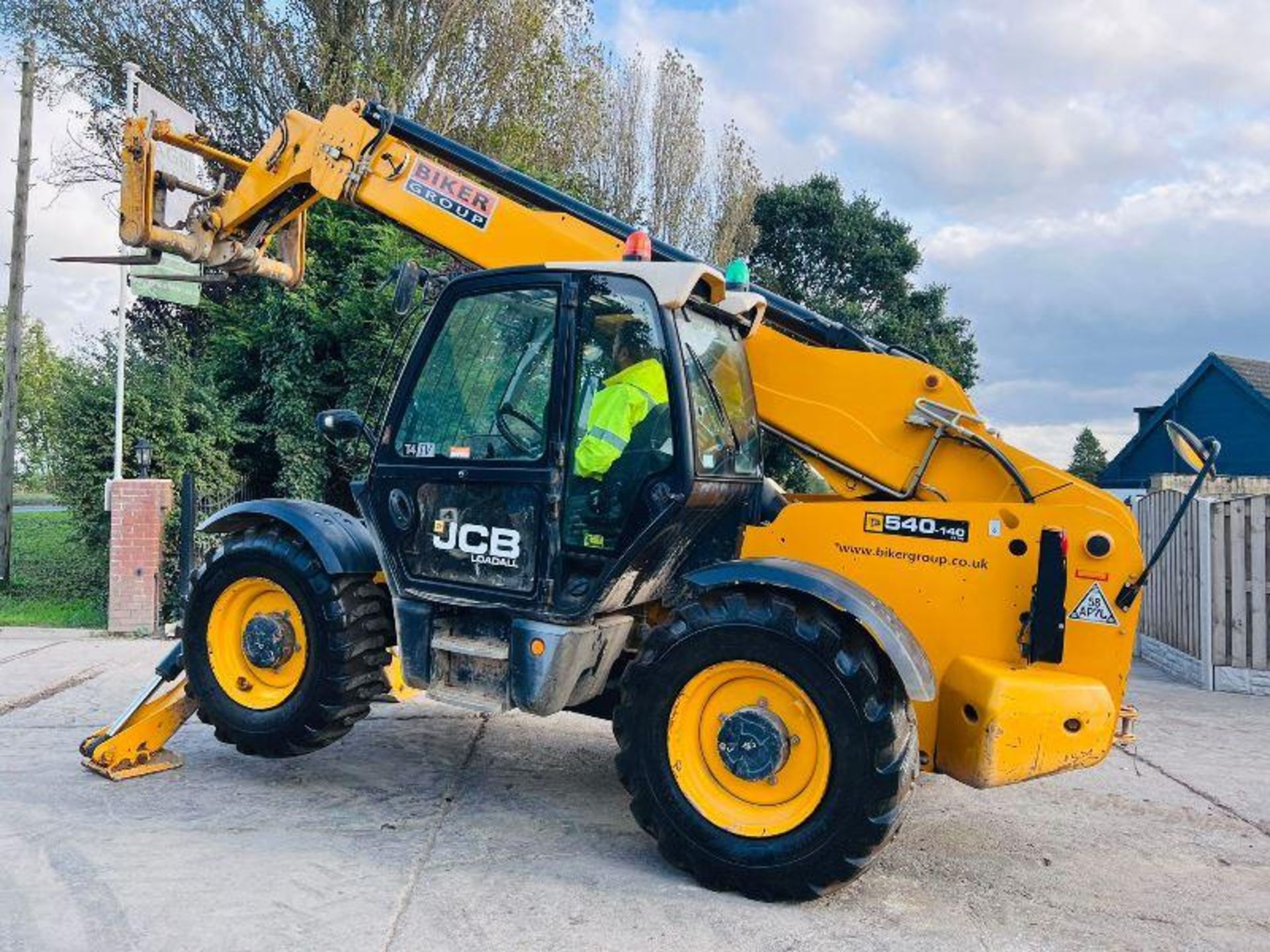 JCB 540-140 HI VIZ 4WD TELEHANDLER *YEAR 2017, 14 METER REACH* C/W PALLET TINES. - Image 4 of 15