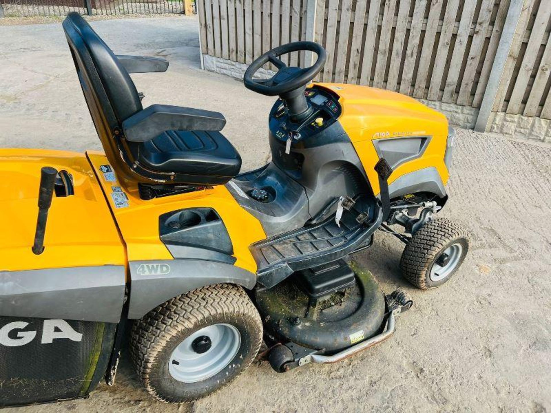 STIGA 4WD RIDE ON MOWER *YEAR 2016, 240 HOURS* C/W COLLECTION BOX. - Image 4 of 12
