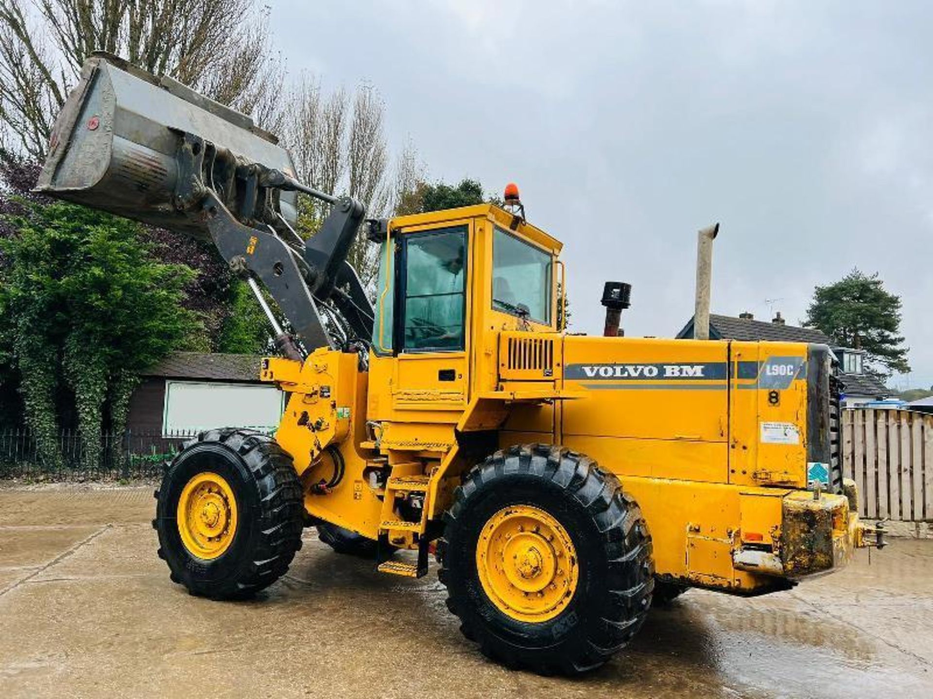 VOLVO L90C 4WD LOADING SHOVEL C/W BUCKET  - Image 3 of 14