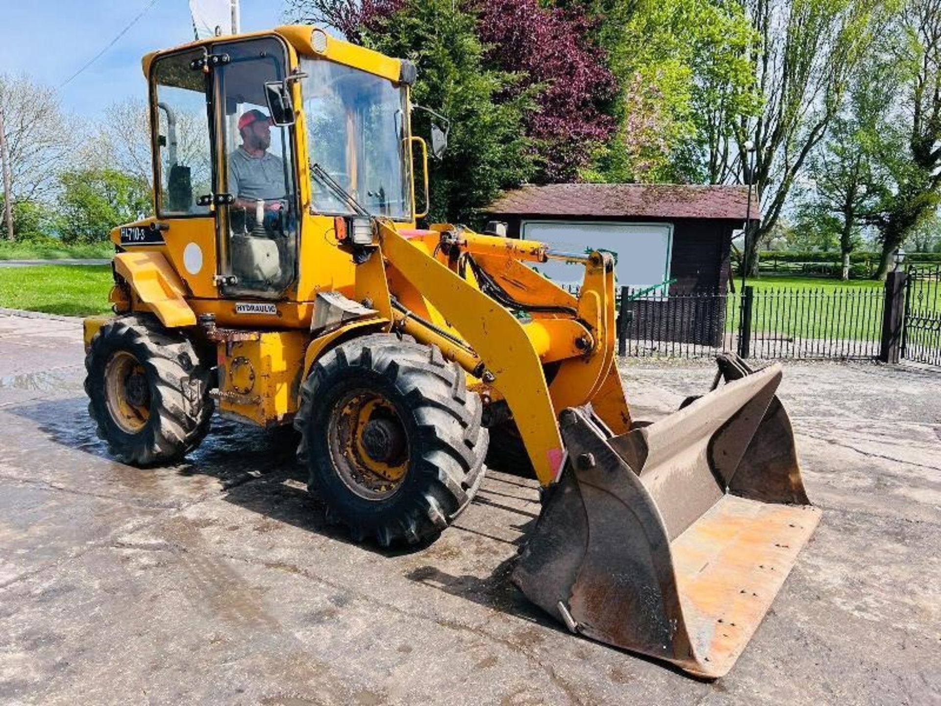 HYUNDIA HL710-3 4WD LOADING SHOVEL C/W THREE IN ONE BUCKET