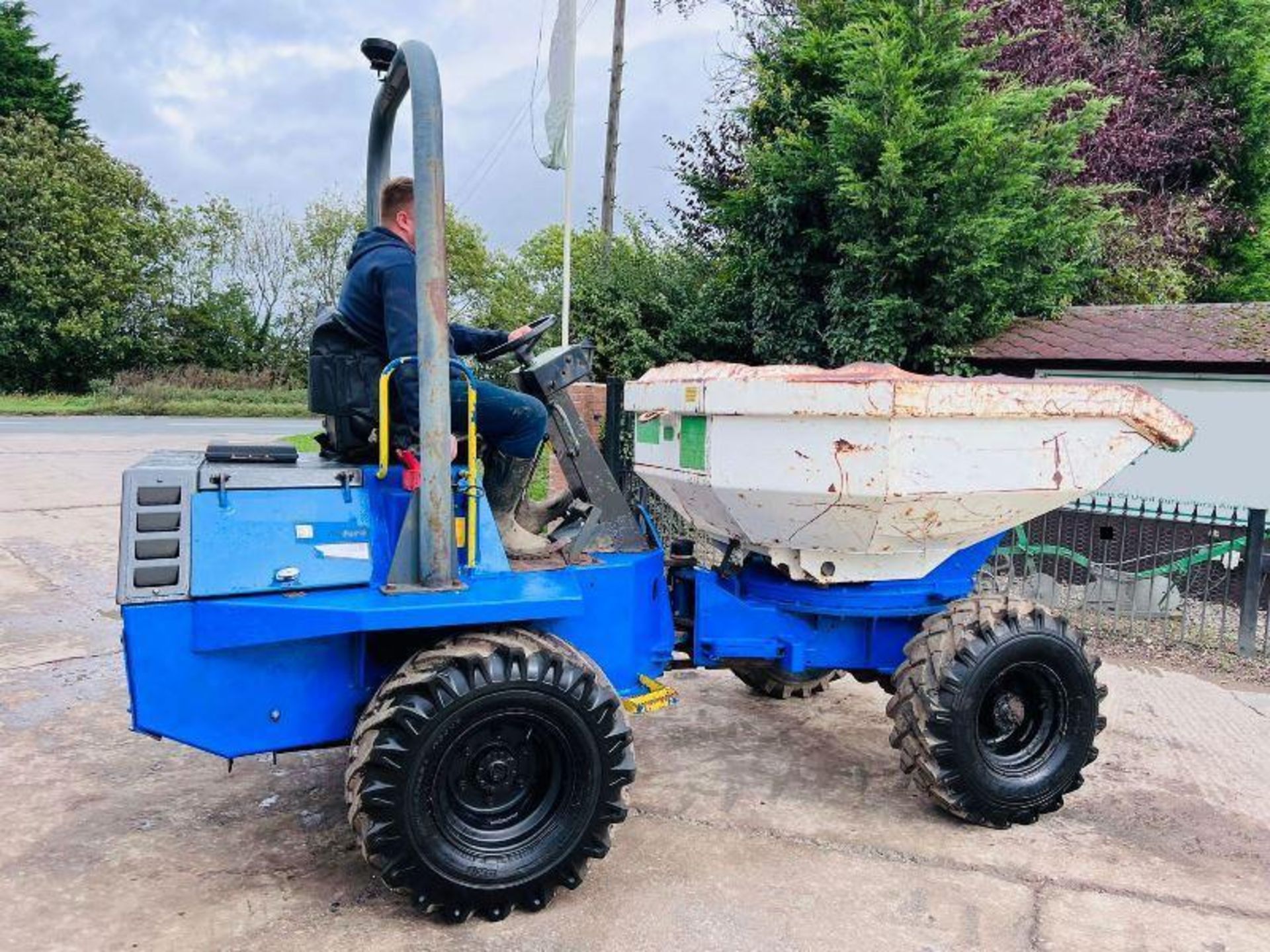 TEREX 3 TON SWIVEL TIP DUMPER C/W ROLE BAR - Image 4 of 18