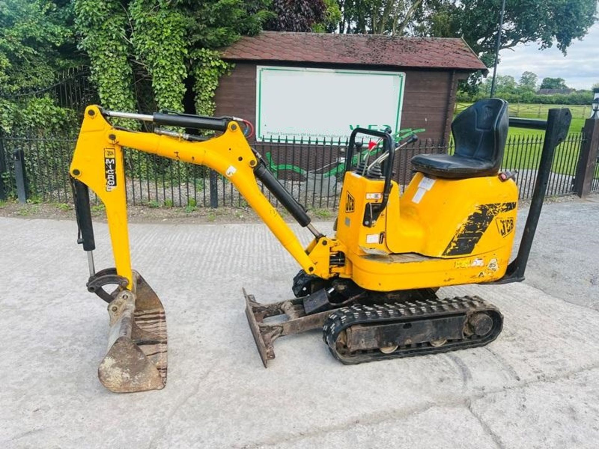 JCB MICRO DIGGER *2753 HOURS* C/W EXPANDING & RUBBER TRACKS