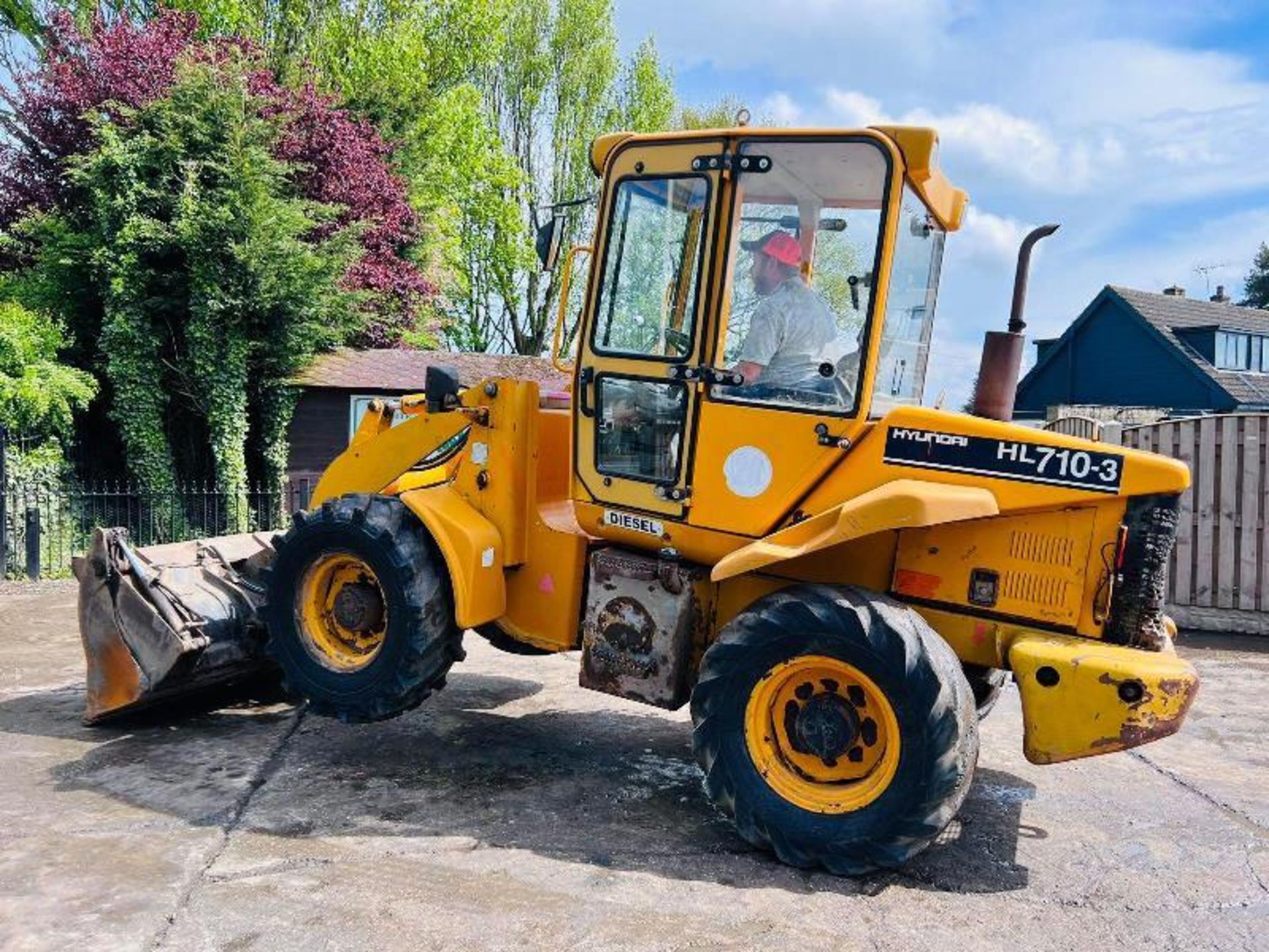 HYUNDIA HL710-3 4WD LOADING SHOVEL C/W THREE IN ONE BUCKET - Image 4 of 15