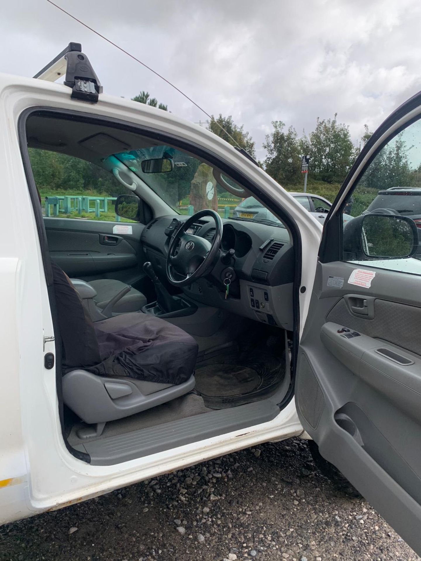 2010 TOYOTA HILUX 4X4 UTILITY - 2.5 DIESEL - 130,340 MILES - Image 4 of 13