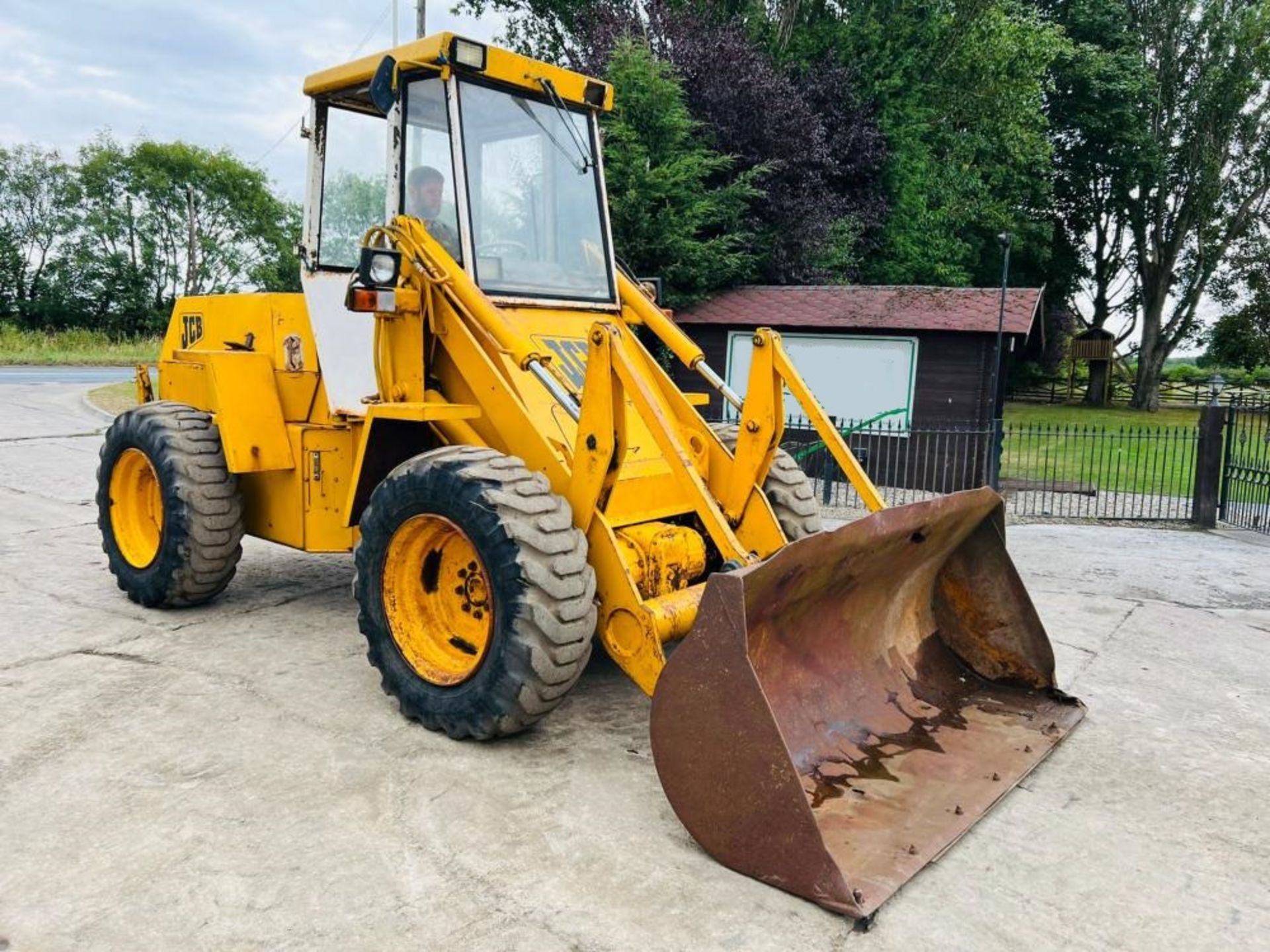 JCB 410 4WD LOADING SHOVEL C/W BUCKET - Image 9 of 14