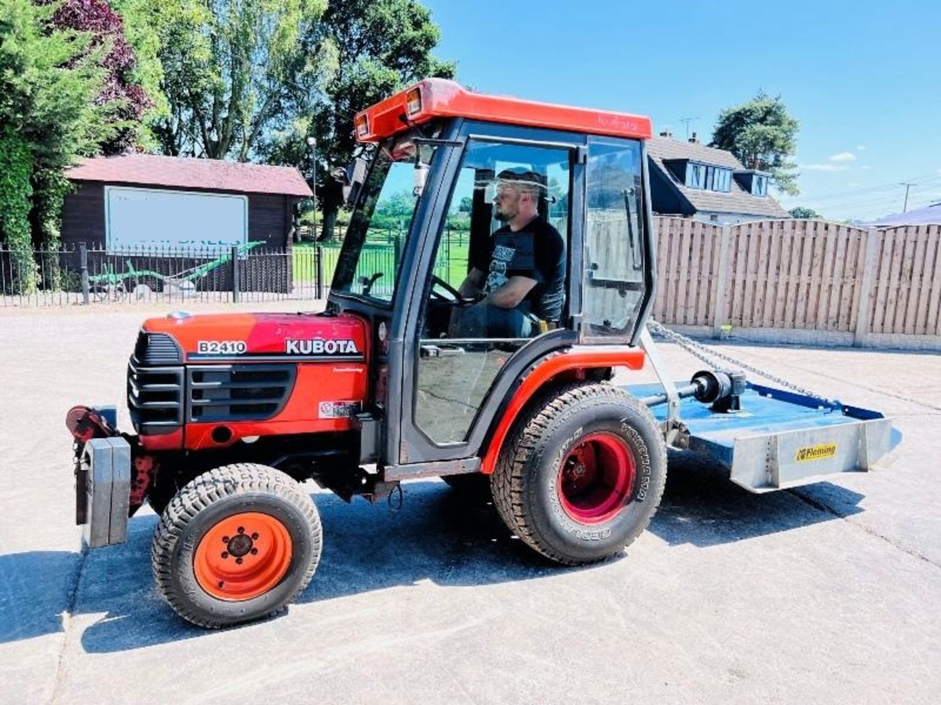 KUBOTA B2410 4WD COMPACT TRACTOR C/W FLEMMING TOPPER & FRONT WEIGHTS - Image 3 of 18