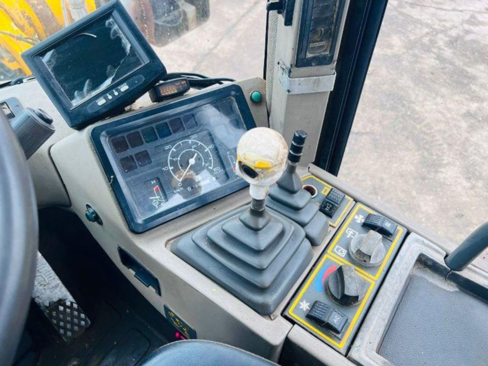 JCB 426B 4WD LOADING SHOVEL *2393HOURS, ROAD REGISTERED* C/W AC CABIN. - Image 10 of 14