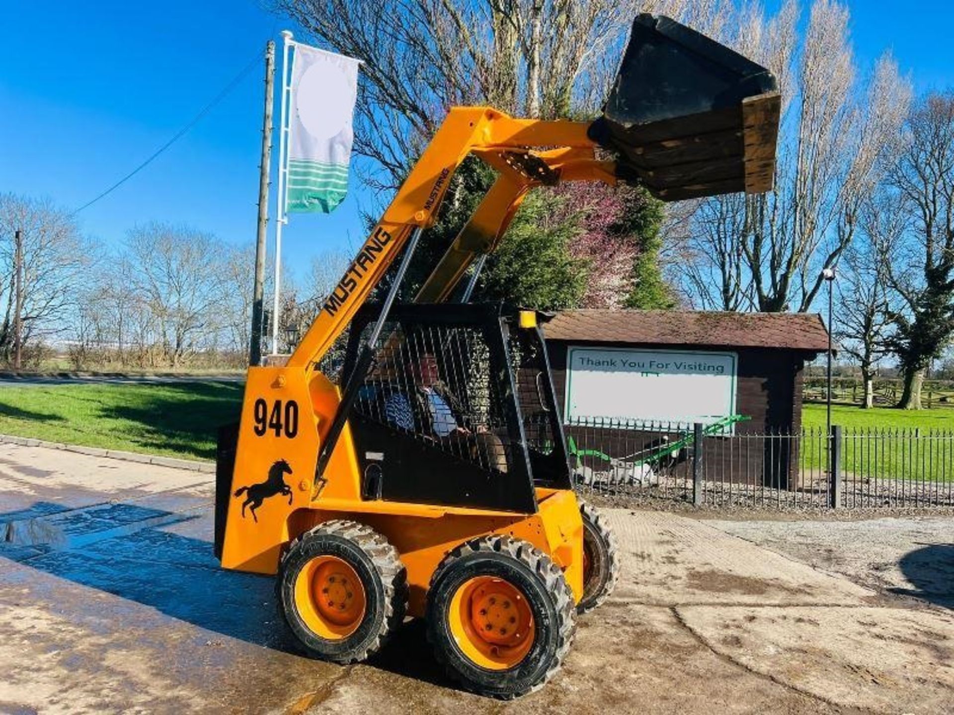 MUSTANG 940 4WD SKIDSTEER C/W BUCKET. - Image 2 of 11