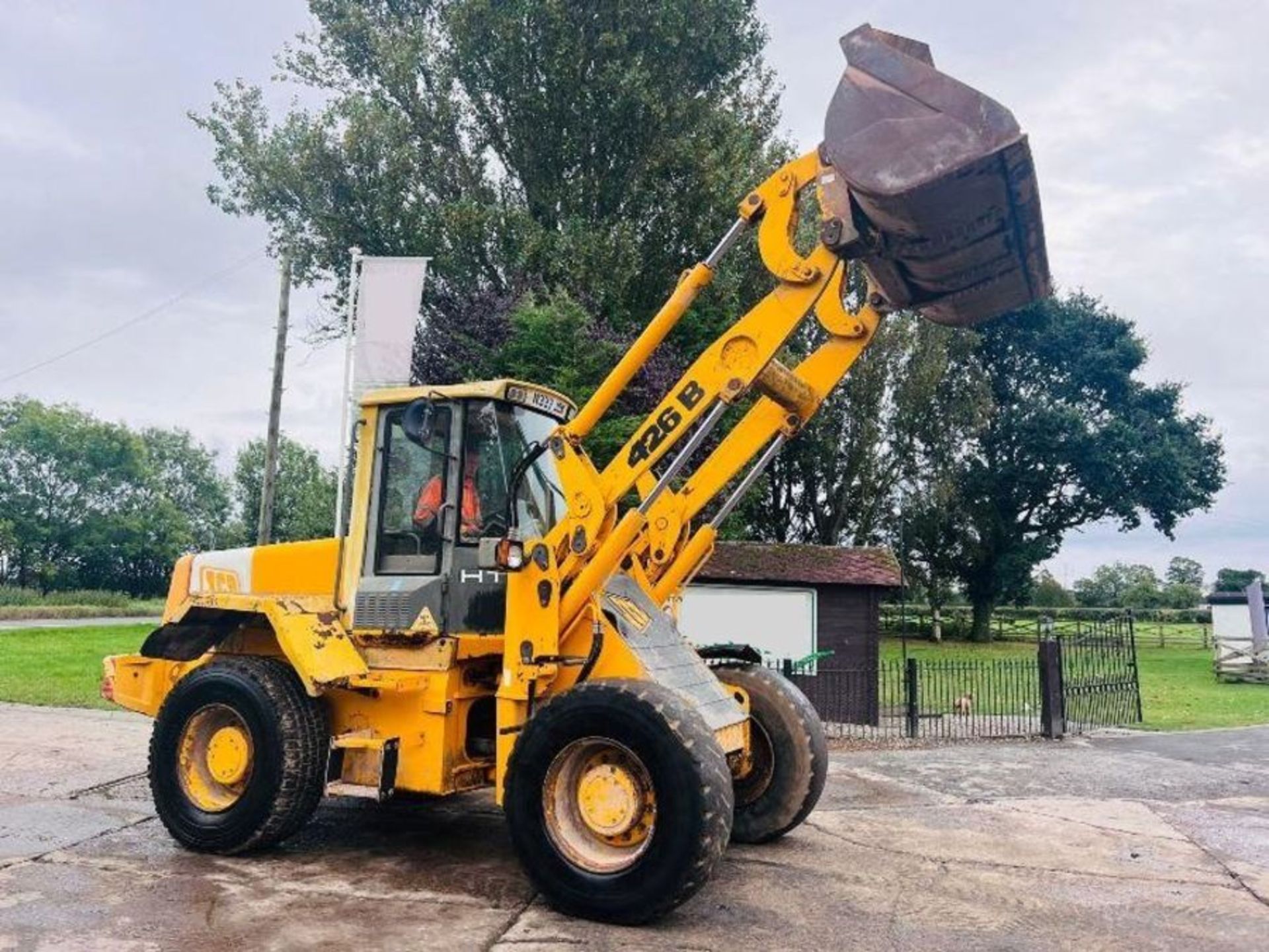 JCB 426B 4WD LOADING SHOVEL *2393HOURS, ROAD REGISTERED* C/W AC CABIN. - Image 13 of 14