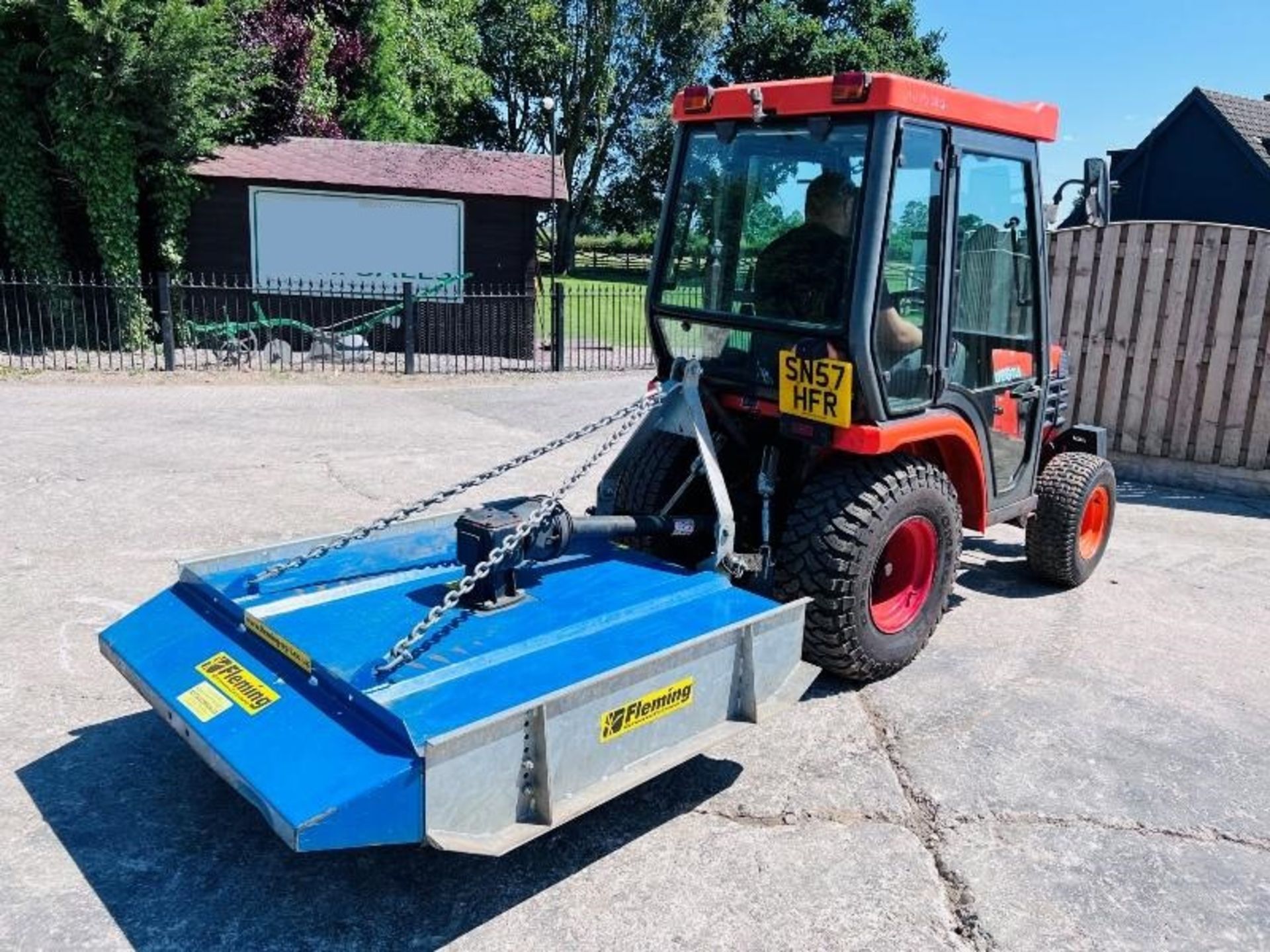 KUBOTA B2410 4WD COMPACT TRACTOR C/W FLEMMING TOPPER & FRONT WEIGHTS - Image 4 of 18