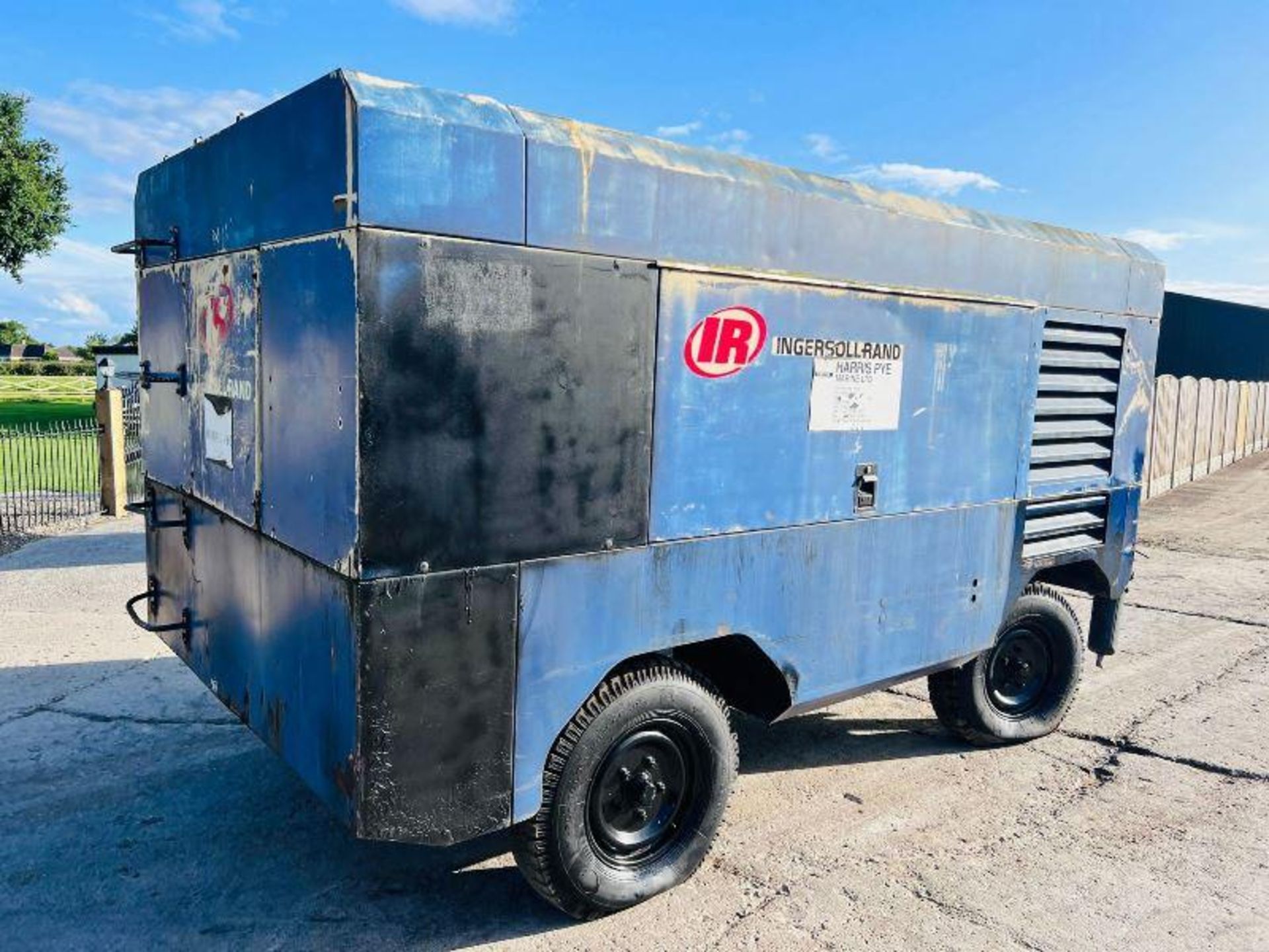 INGERSOL RAND 12235 850CFM TWIN AXLE COMPRESSOR C/W CUMMINS ENGINE - Image 4 of 13