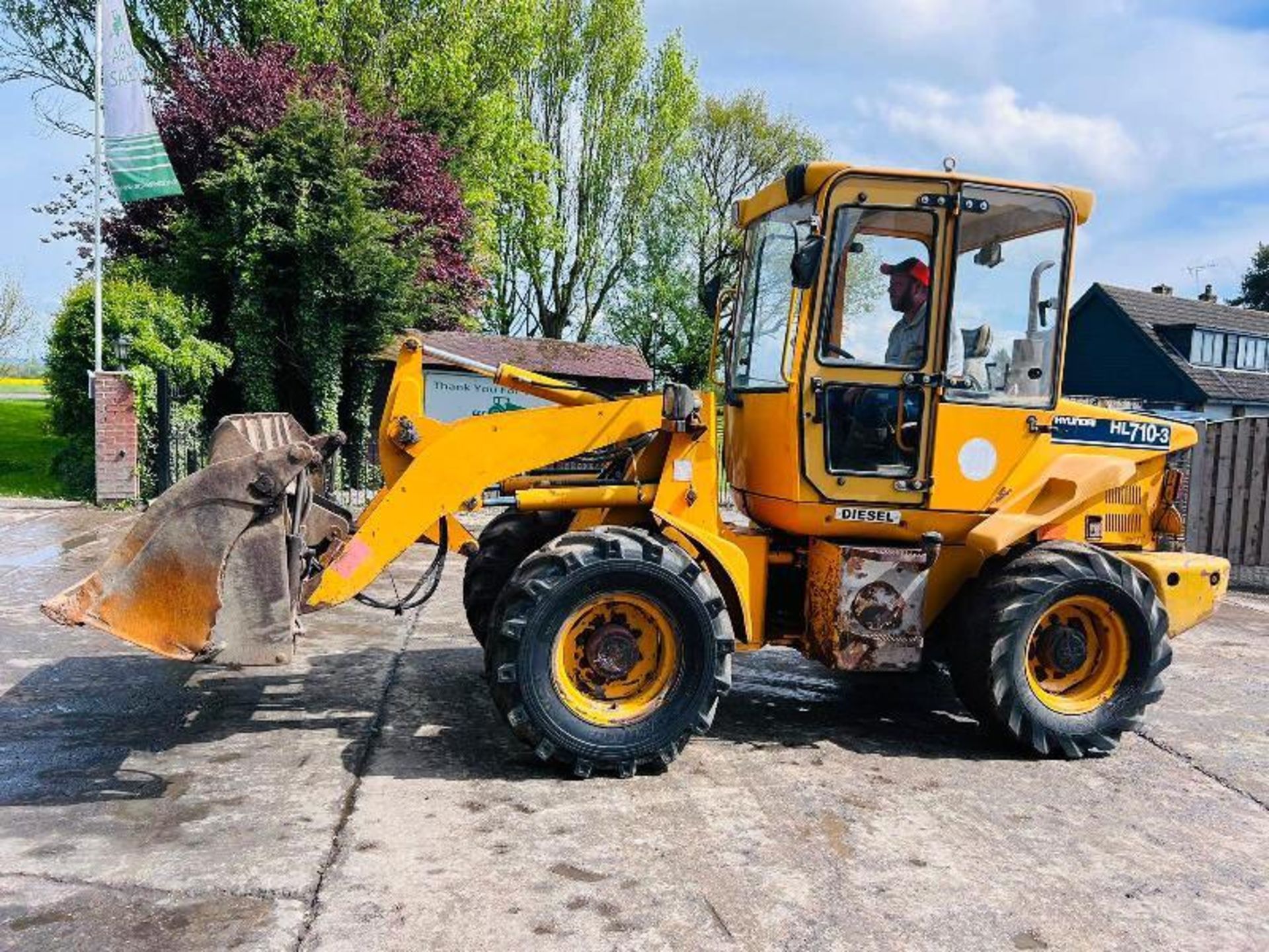 HYUNDIA HL710-3 4WD LOADING SHOVEL C/W THREE IN ONE BUCKET - Image 8 of 15