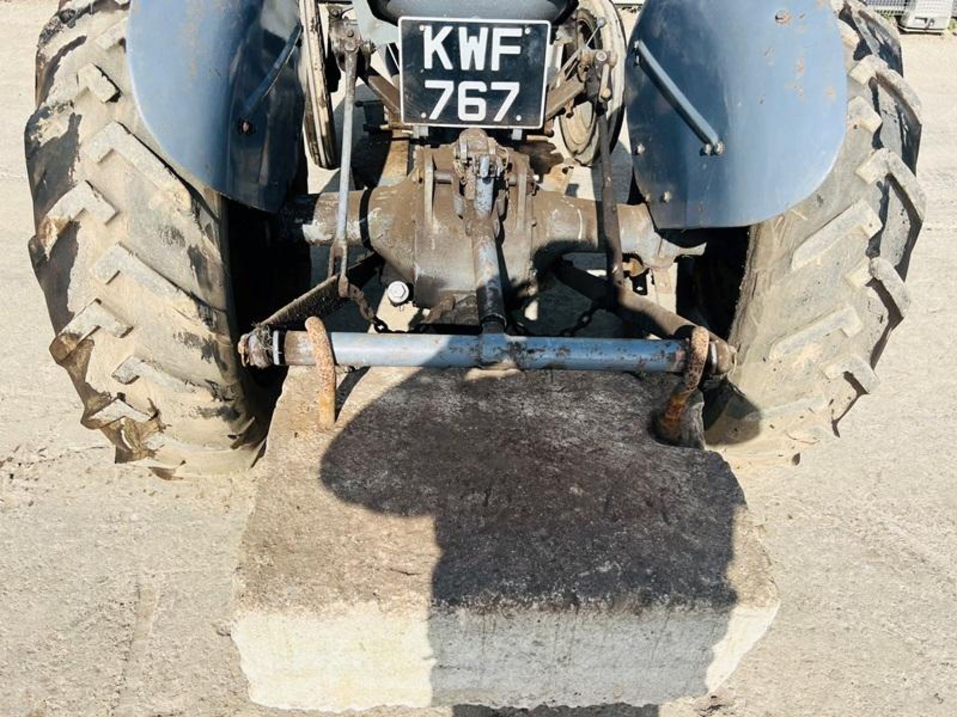 GREY FERGUSON 2WD TRACTOR C/W REAR WEIGHT BLOCK - Image 3 of 8