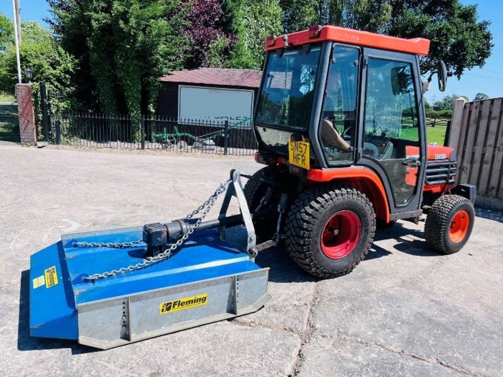 KUBOTA B2410 4WD COMPACT TRACTOR C/W FLEMMING TOPPER & FRONT WEIGHTS - Image 5 of 18