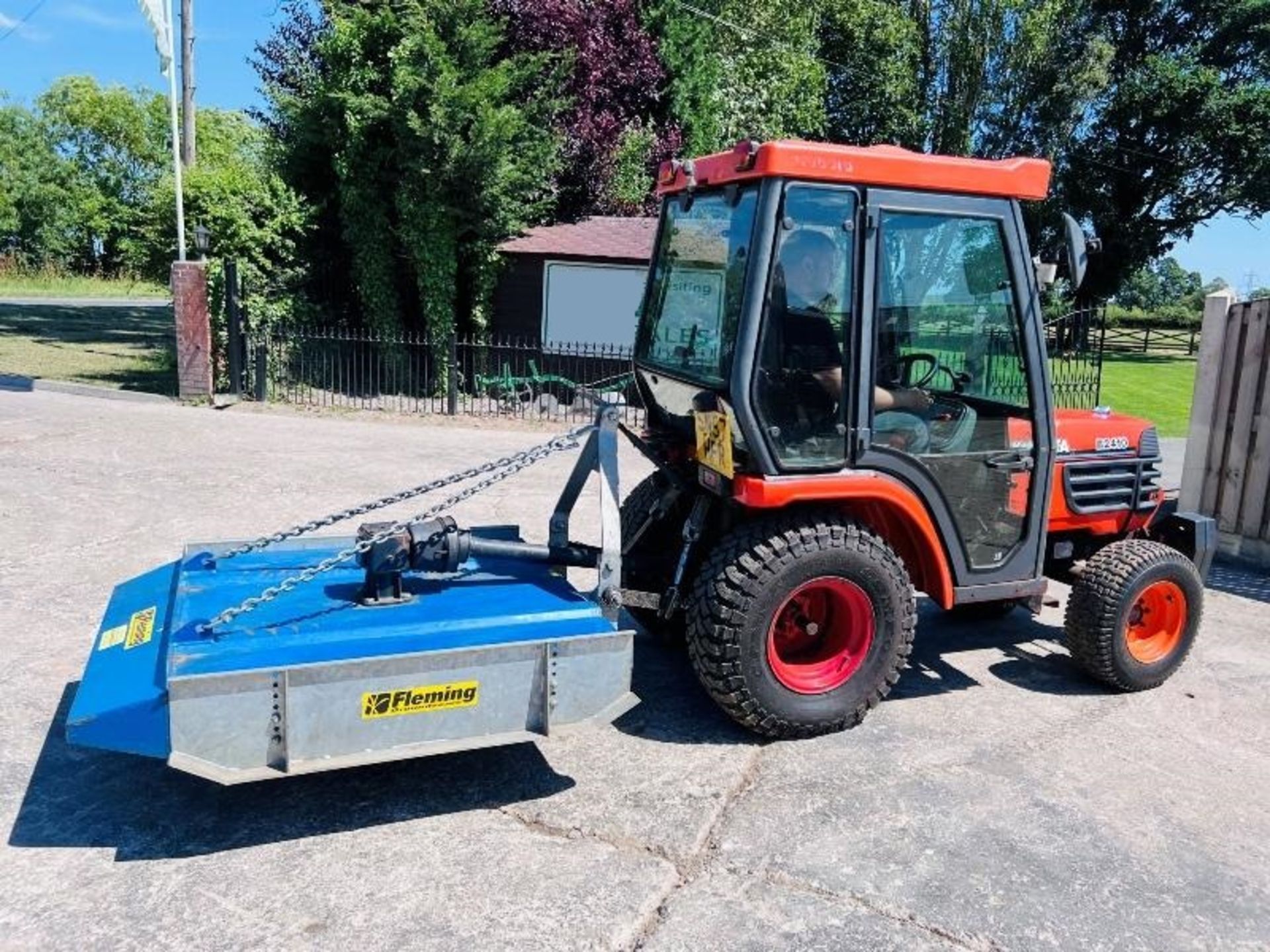 KUBOTA B2410 4WD COMPACT TRACTOR C/W FLEMMING TOPPER & FRONT WEIGHTS - Image 7 of 18