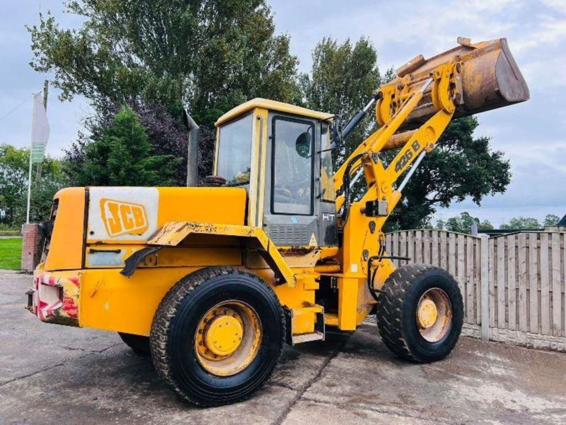 JCB 426B 4WD LOADING SHOVEL *2393HOURS, ROAD REGISTERED* C/W AC CABIN. - Image 9 of 14