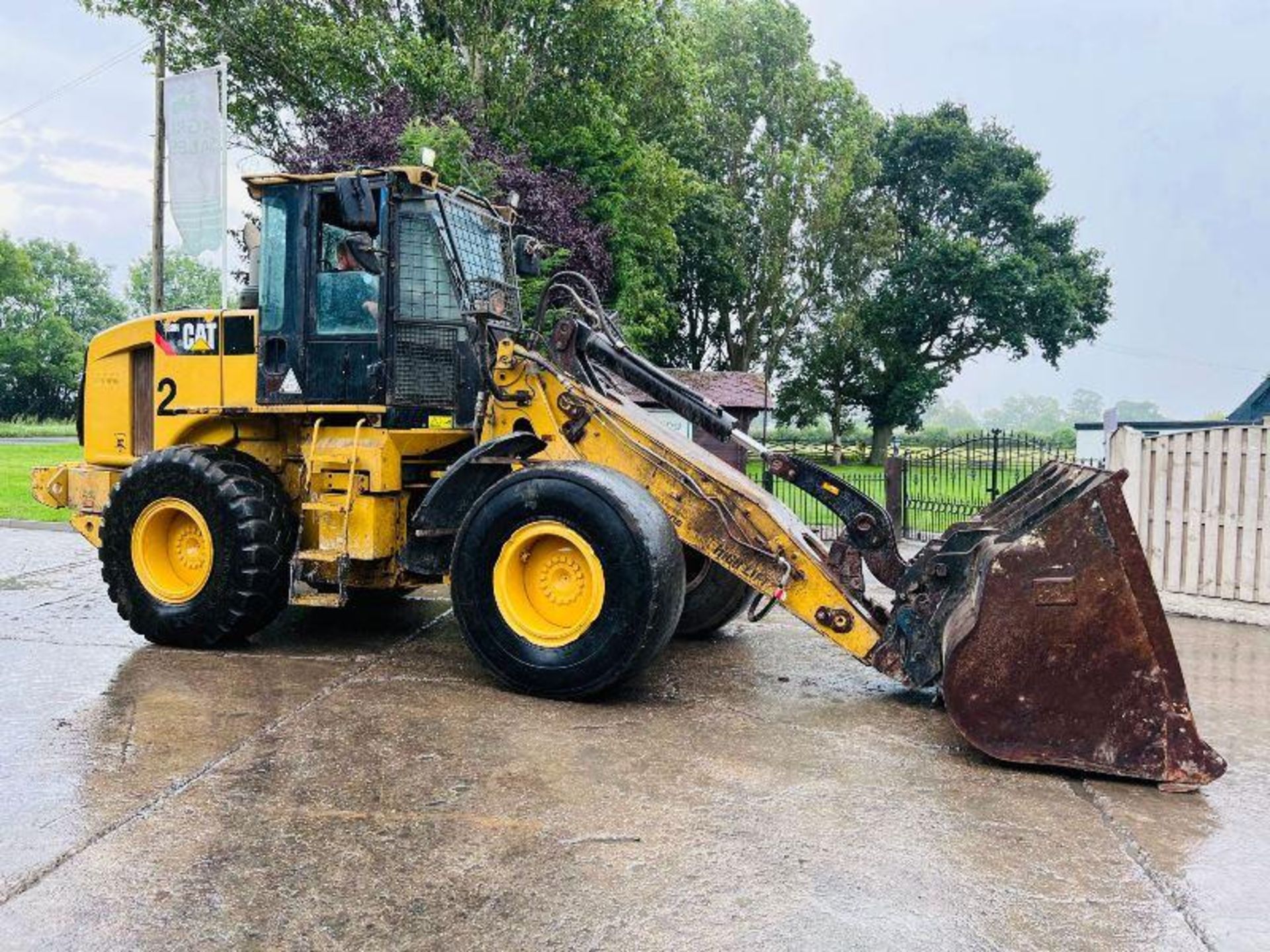 CATTERPILLAR 930H 4WD LOADING SHOVEL *YEAR 2011* C/W BUCKET.