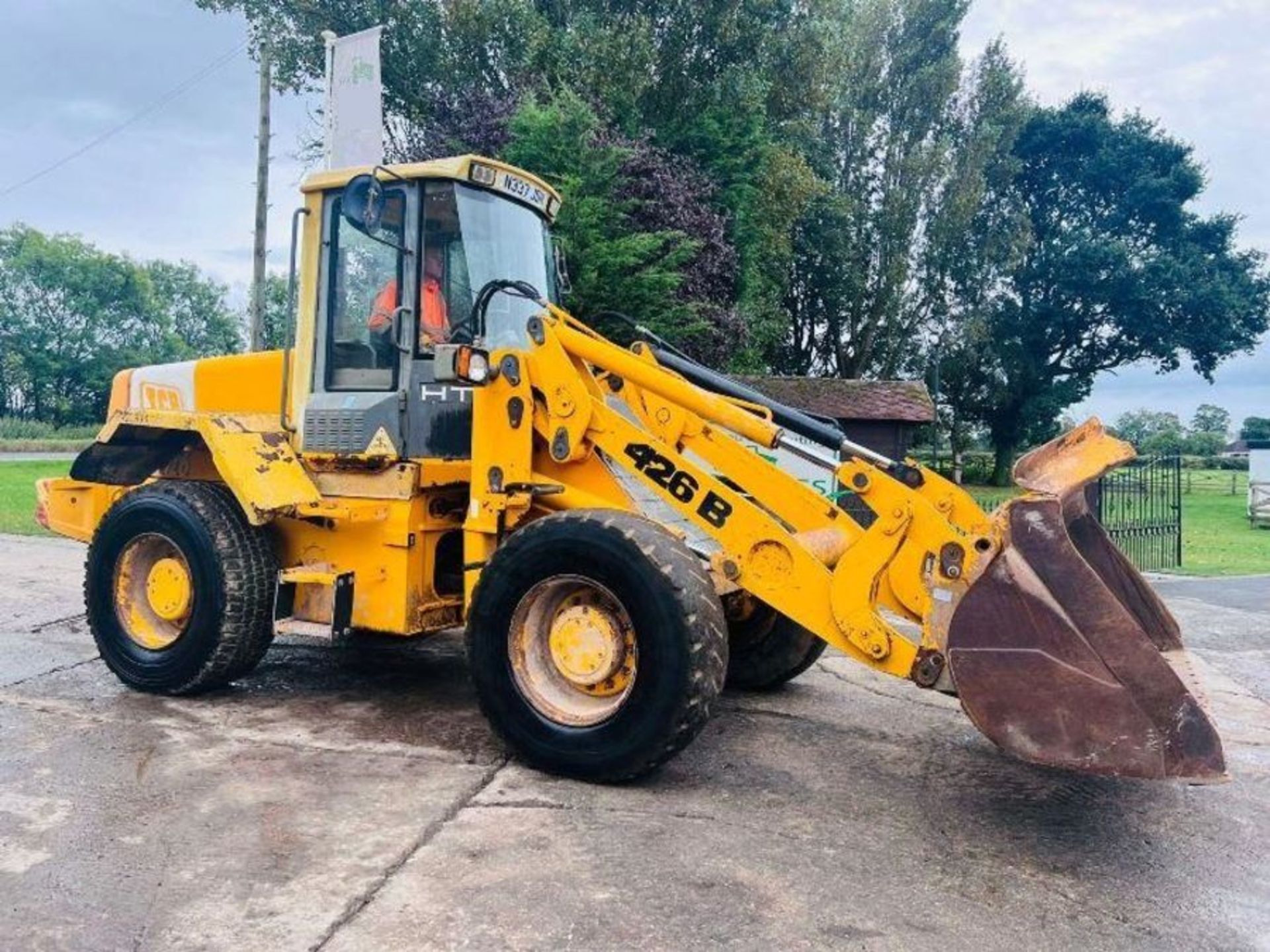 JCB 426B 4WD LOADING SHOVEL *2393HOURS, ROAD REGISTERED* C/W AC CABIN.