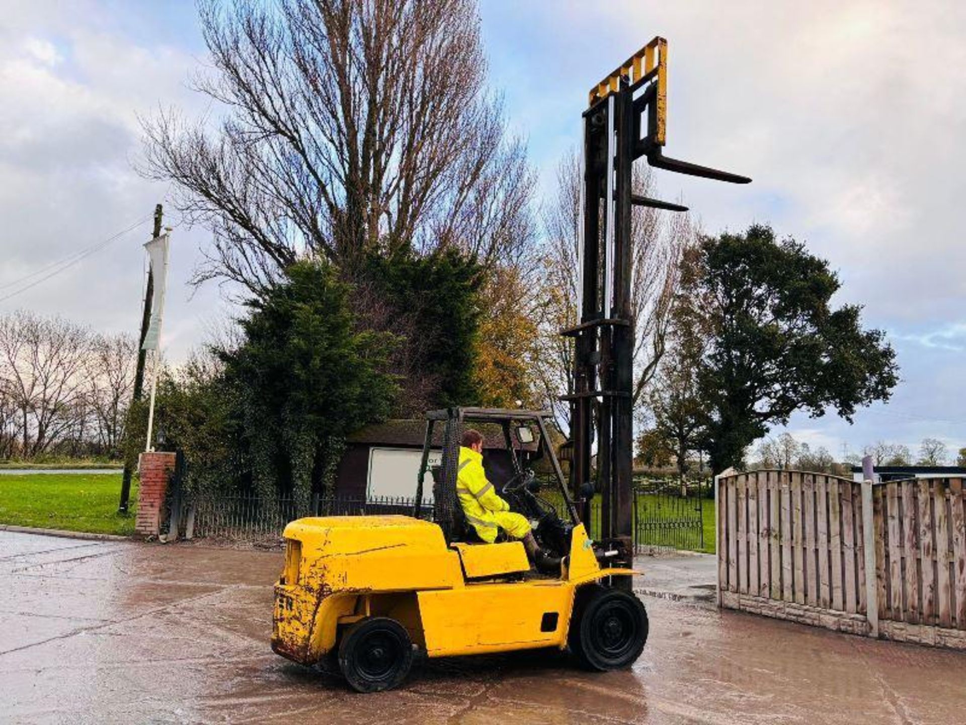 HYSTER DIESEL FORKLIFT C/W 2 STAGE MAST & PERKINS ENGINE  - Image 8 of 11