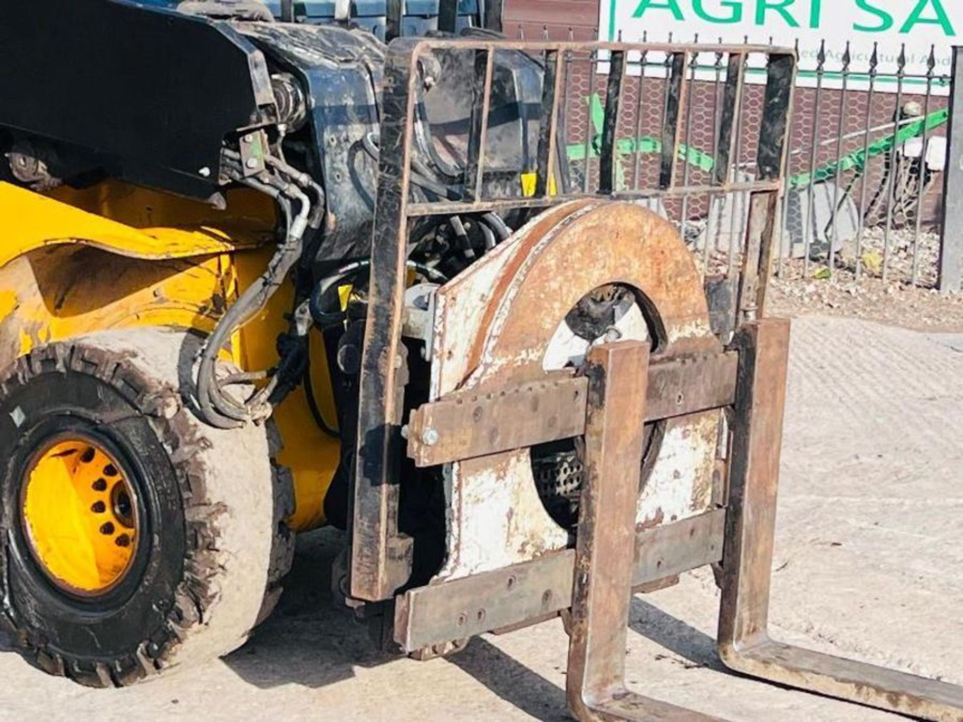 JCB TLT30D 4WD TELETRUCK C/W HYDRAULIC TURN TABLE & TINES - Image 9 of 14