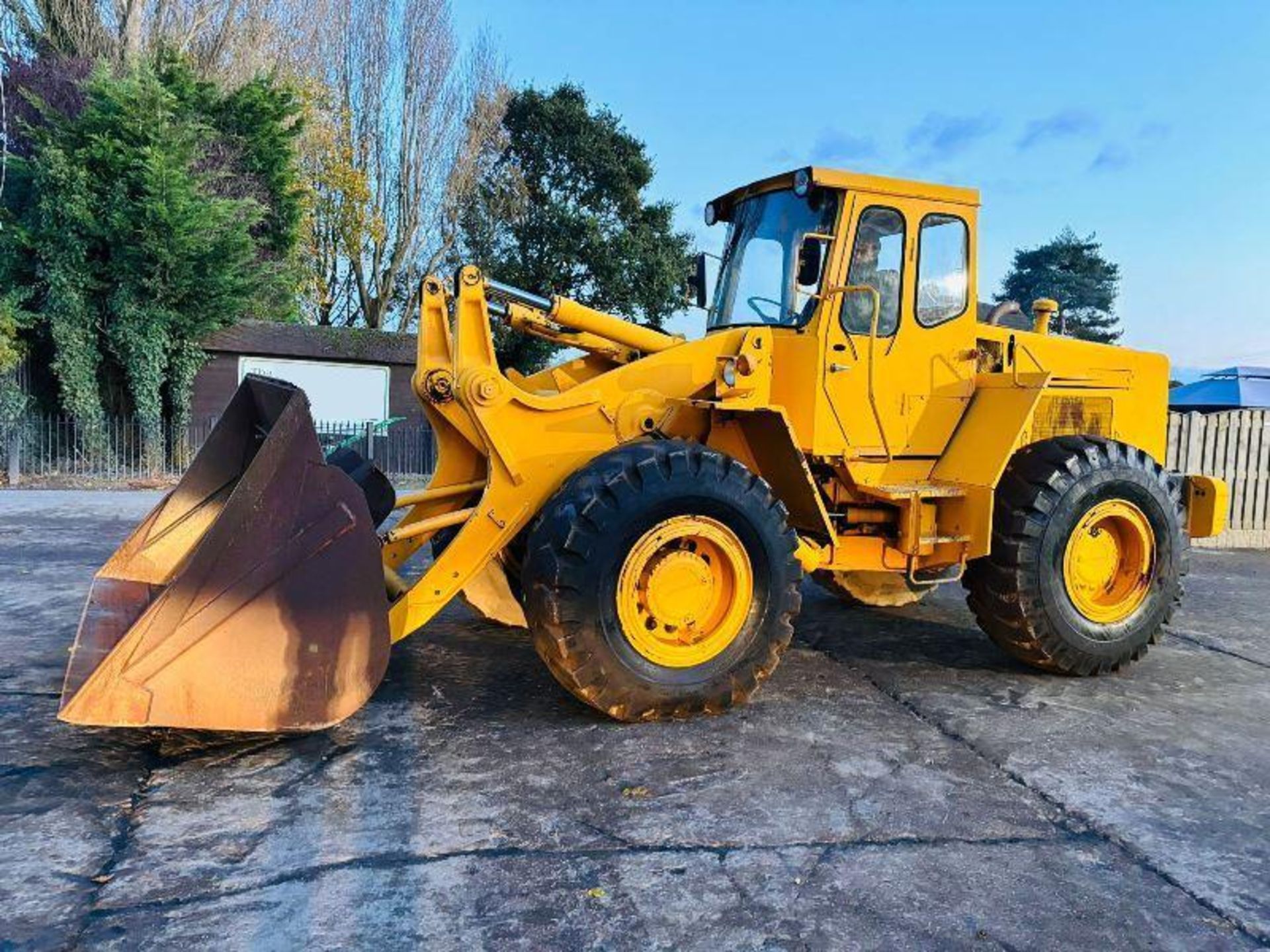 VOLVO LM846 4WD LOADING SHOVEL C/W BUCKET 