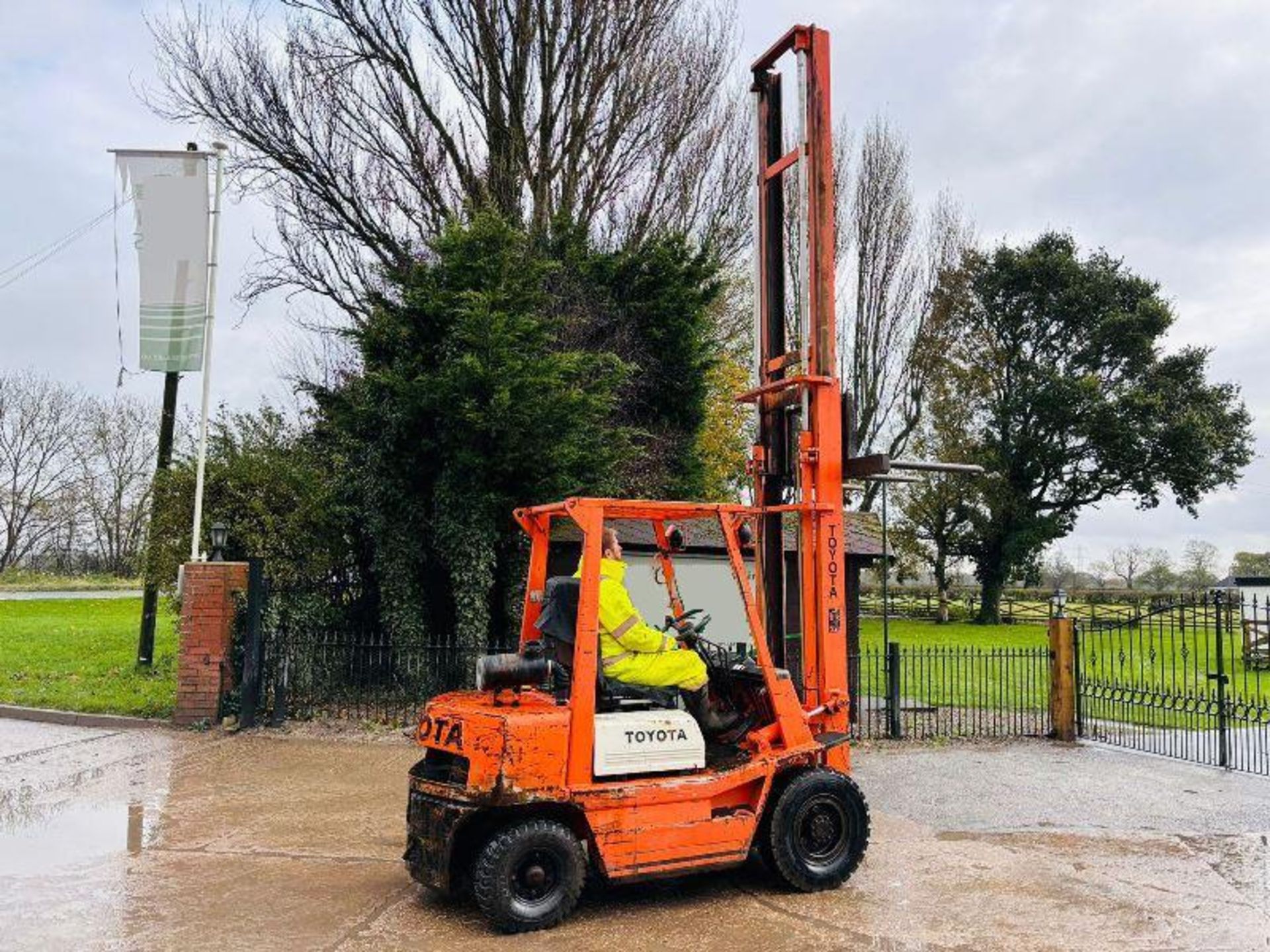 TOYOTA 4FD25 DIESEL FORKLIFT C/W 2 STAGE MAST  - Image 12 of 12