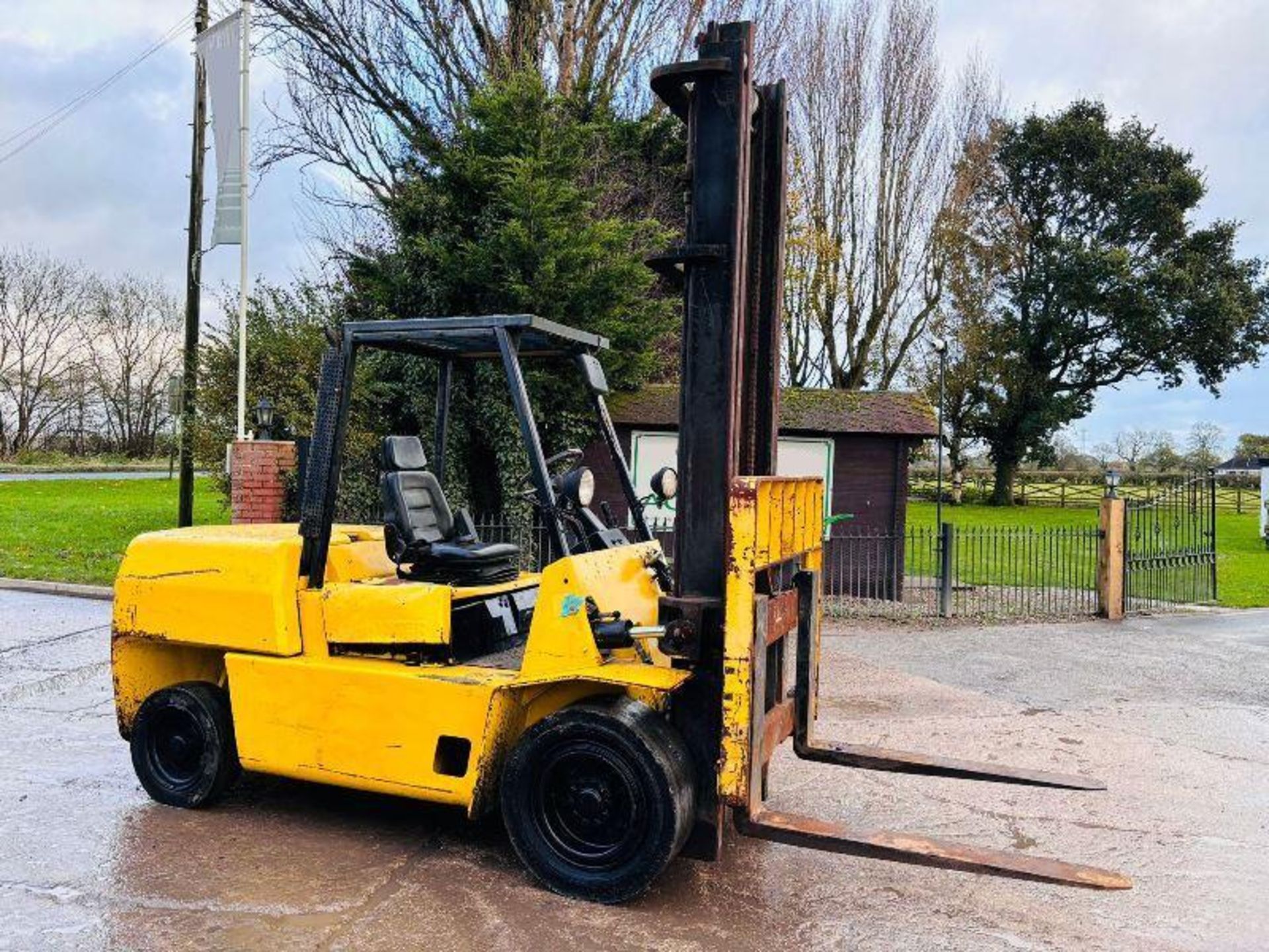 HYSTER DIESEL FORKLIFT C/W 2 STAGE MAST & PERKINS ENGINE  - Image 3 of 11