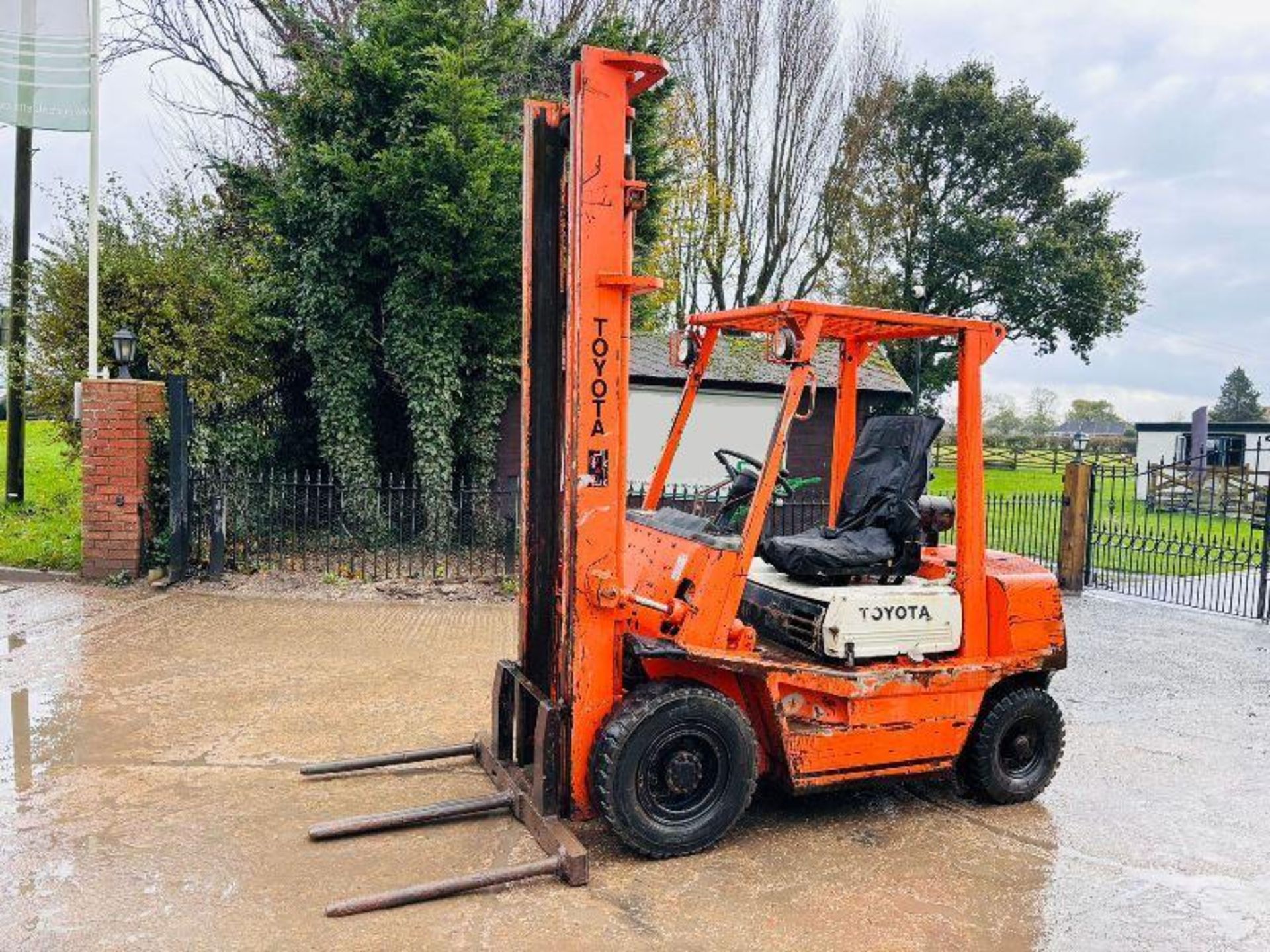 TOYOTA 4FD25 DIESEL FORKLIFT C/W 2 STAGE MAST 