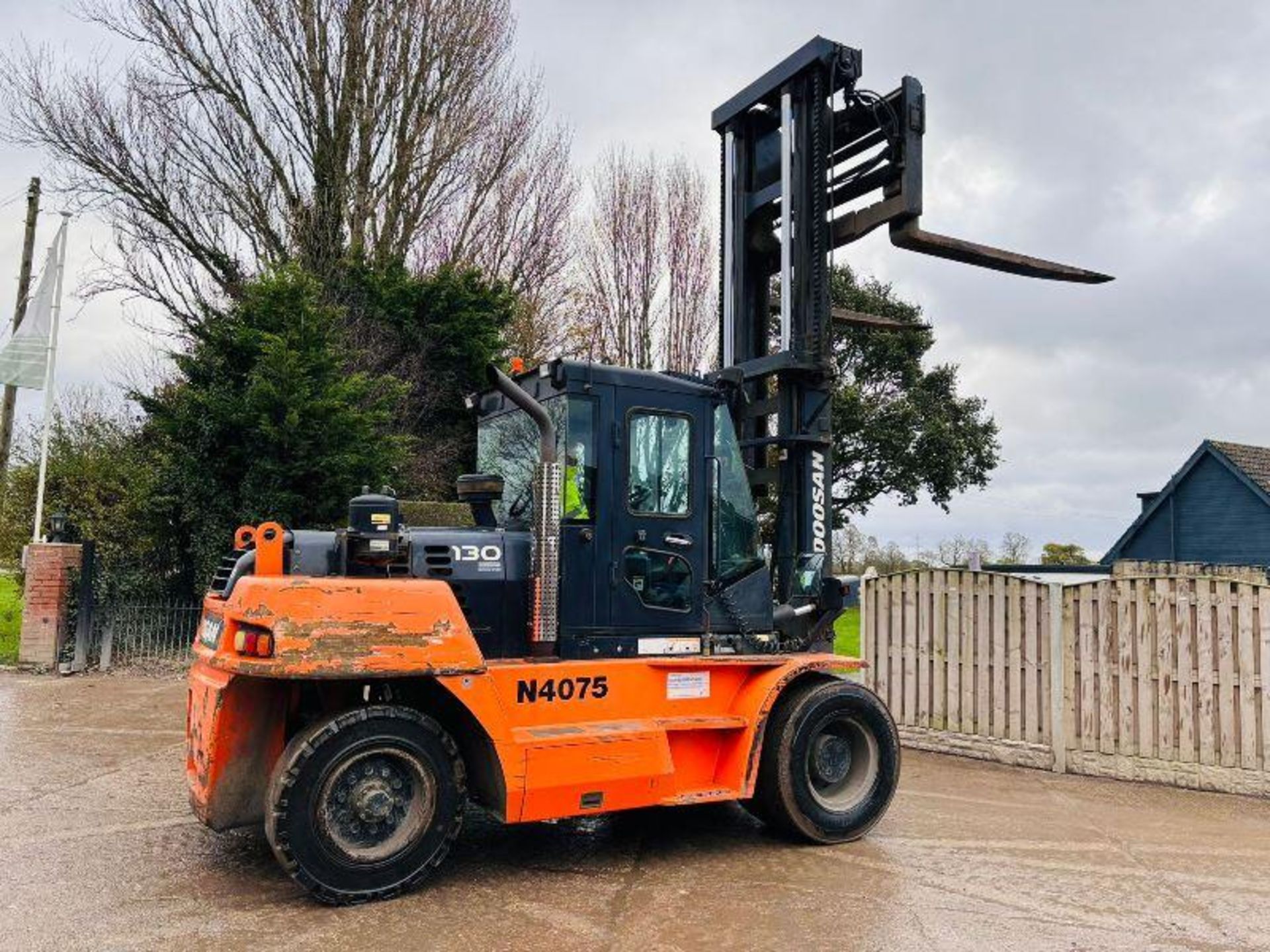 DOOSAN D130-5 DIESEL FORKLIFT *YEAR 2014* C/W TINE POSITIONER  - Image 12 of 19