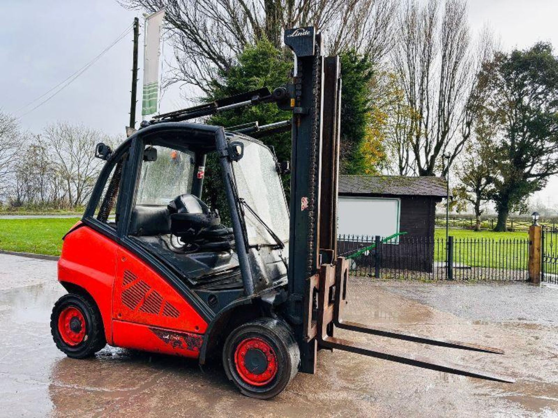 LINDE H40 DIESEL FORKLIFT *YEAR 2016* C/W 2 STAGE MAST.