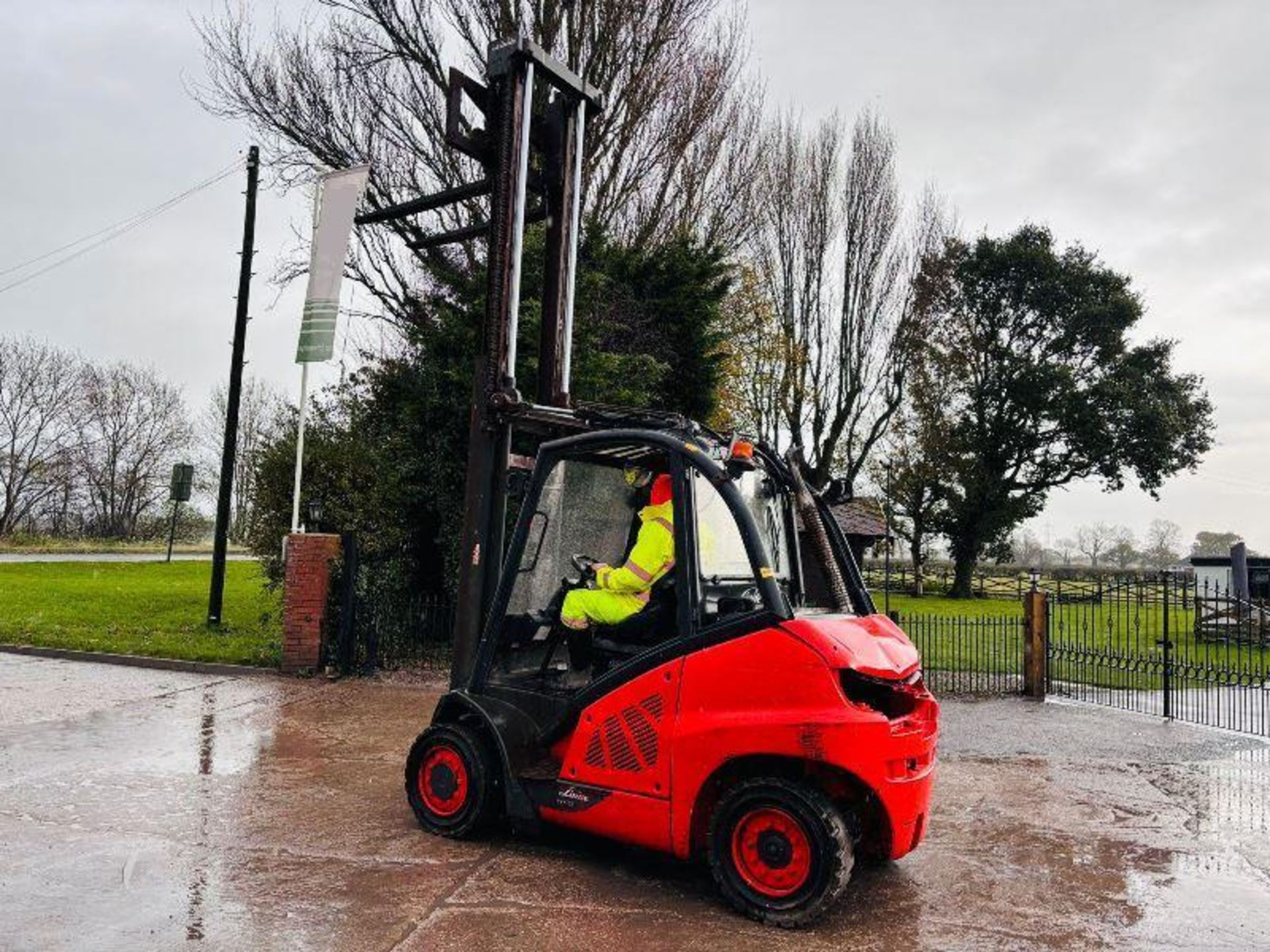 LINDE H40 DIESEL FORKLIFT *YEAR 2016* C/W 2 STAGE MAST. - Image 8 of 11