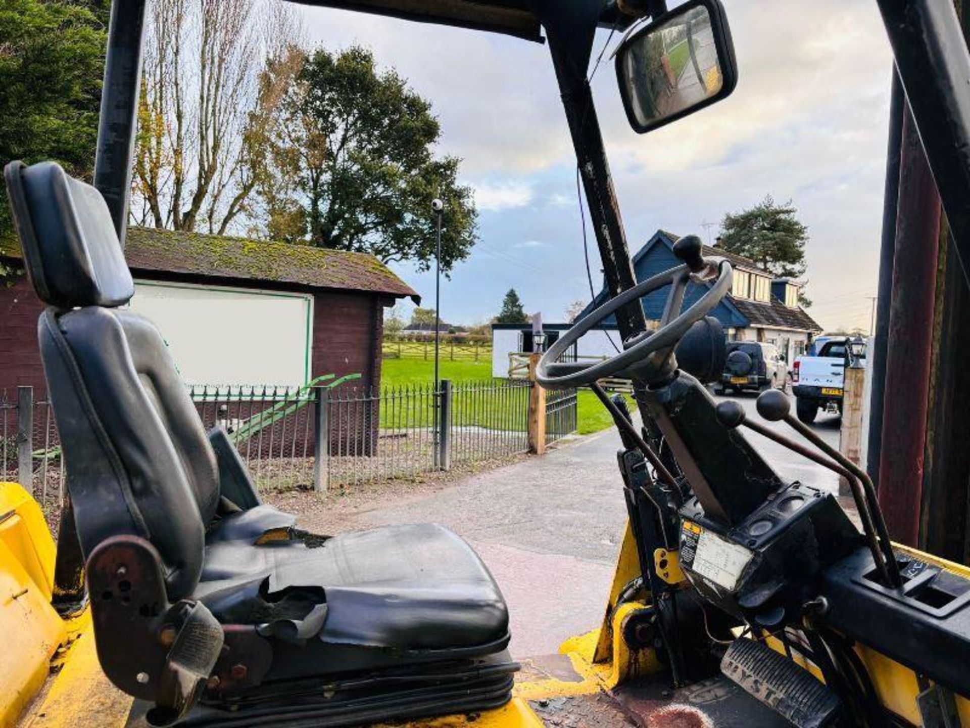 HYSTER DIESEL FORKLIFT C/W 2 STAGE MAST & PERKINS ENGINE  - Image 9 of 11